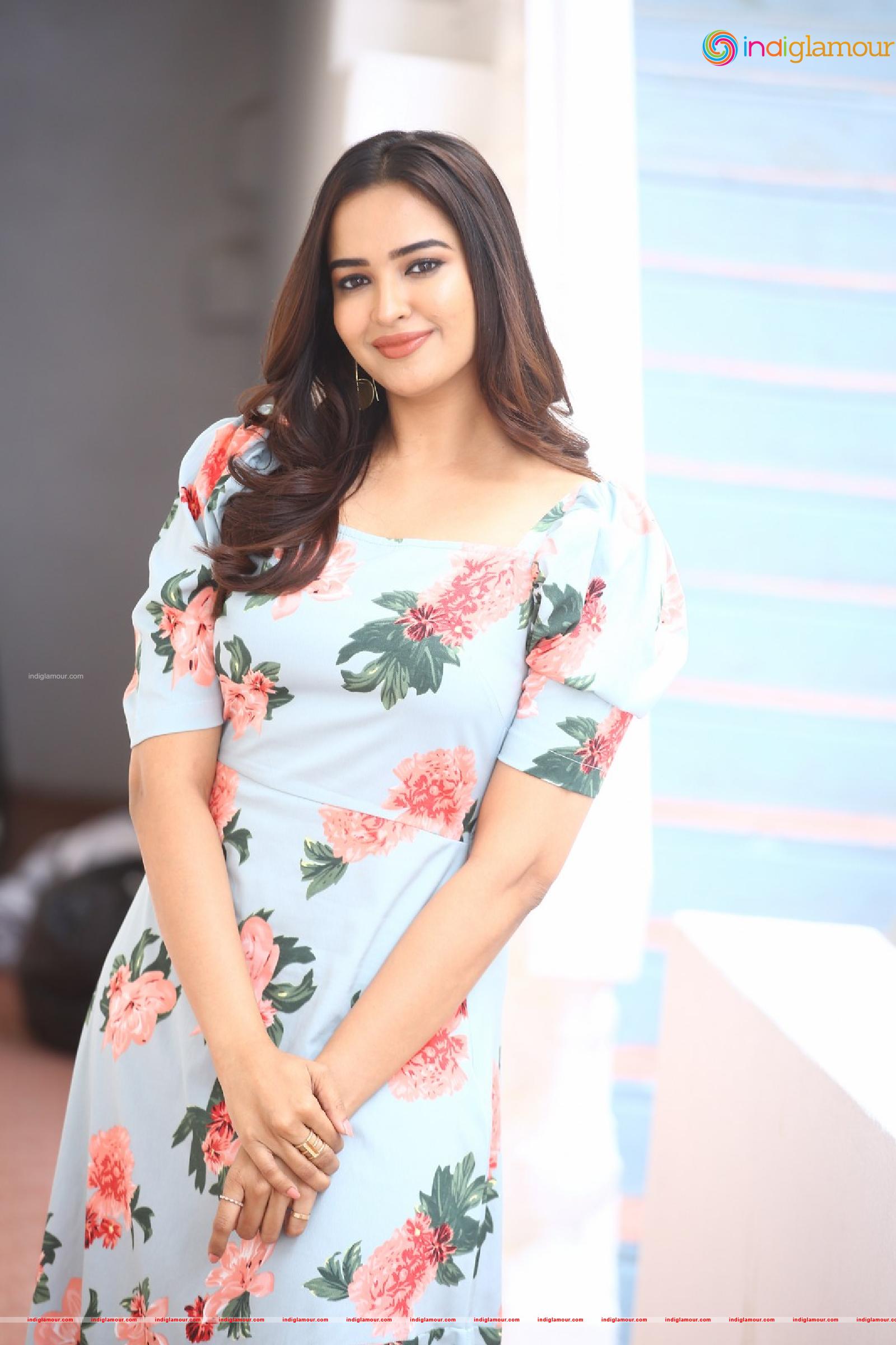 Pujita Ponnada Actress hd photo