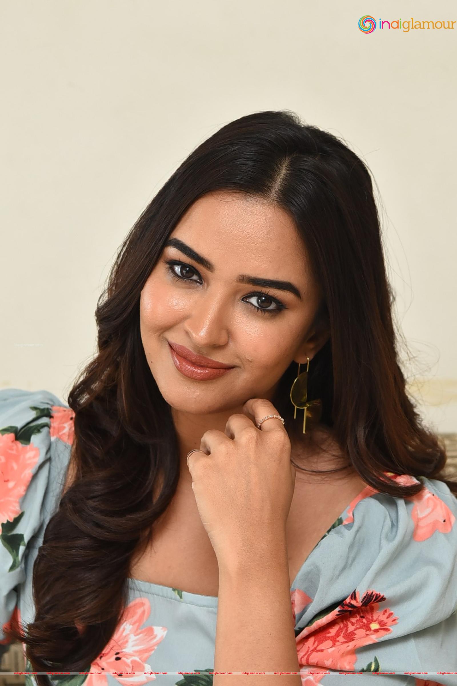 Pujita Ponnada Actress hd photo