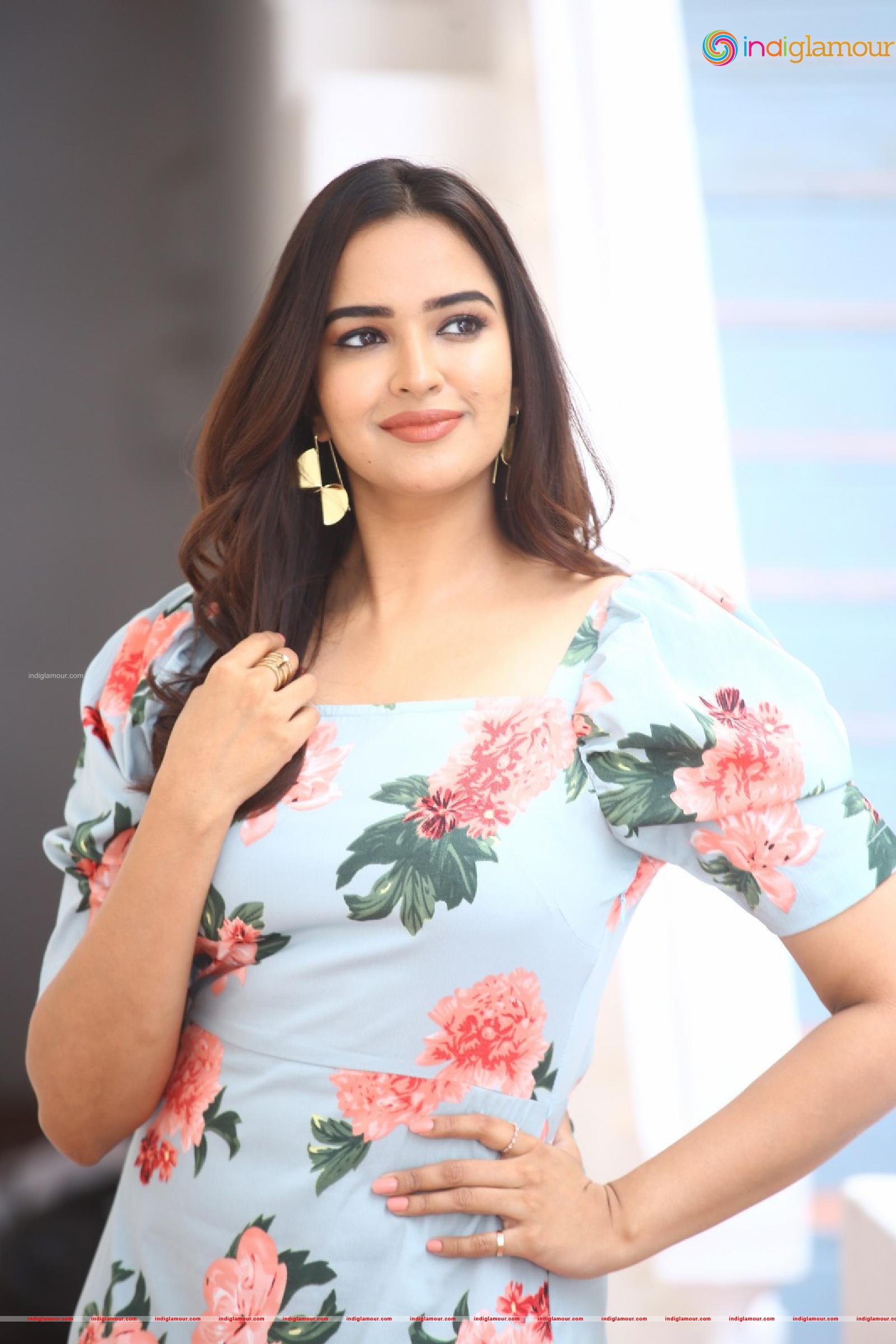 Pujita Ponnada Actress hd photo