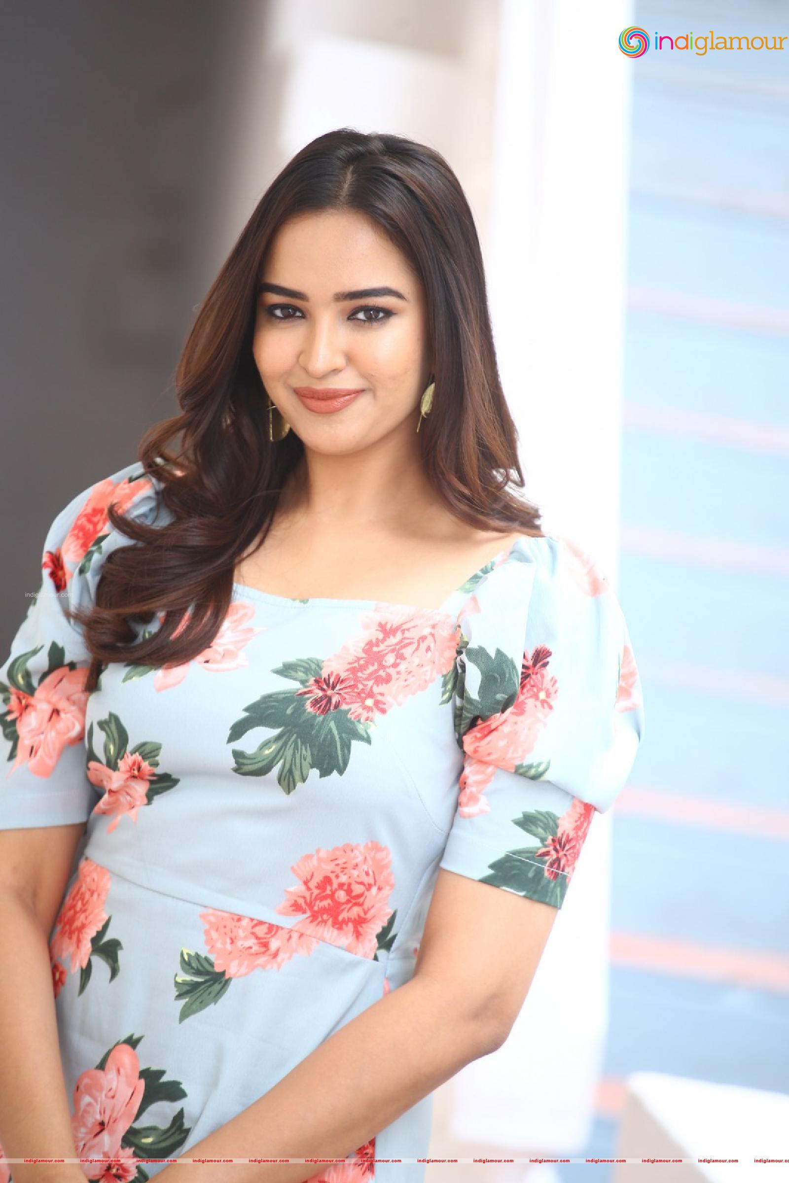 Pujita Ponnada Actress hd photo