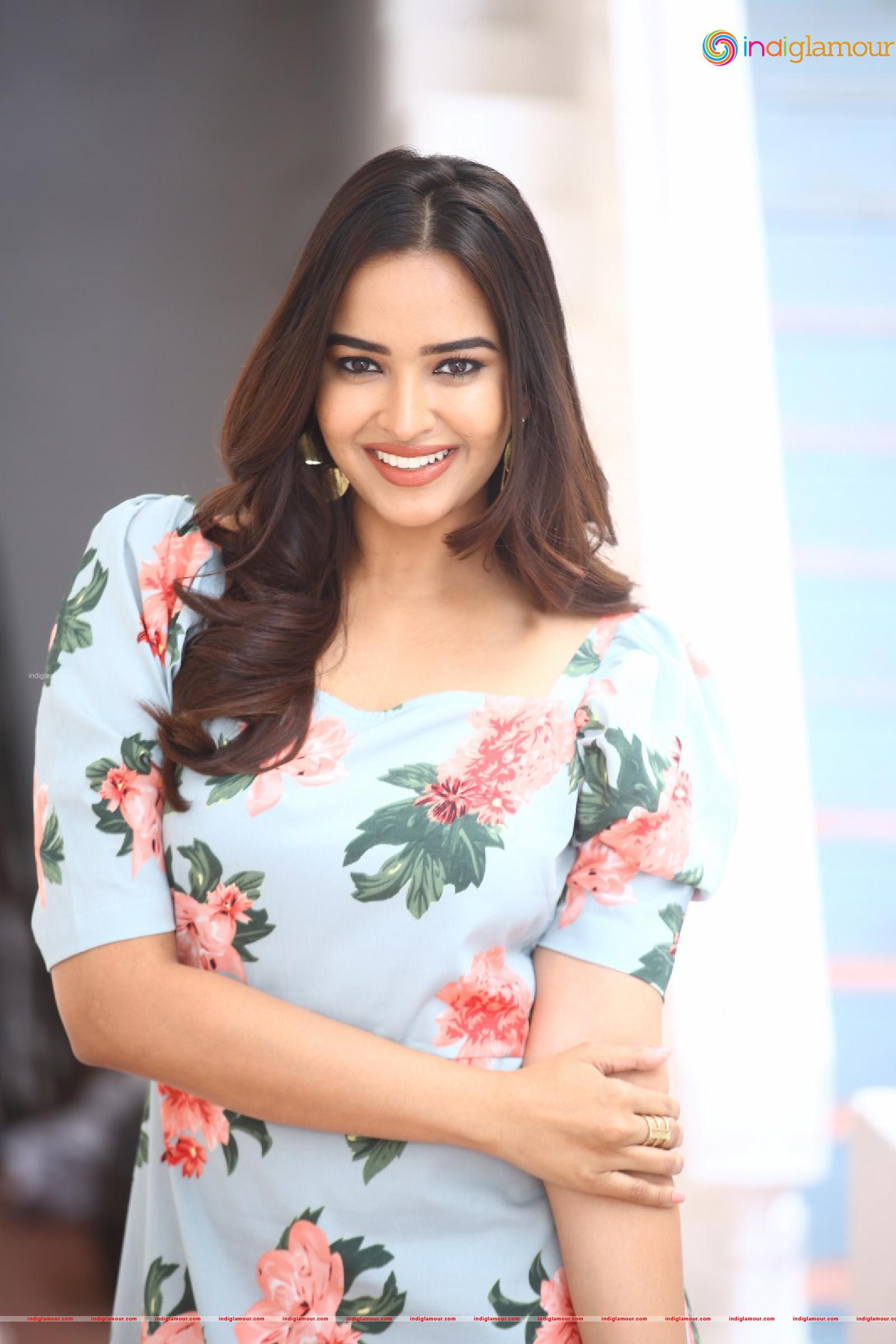 Pujita Ponnada Actress hd photo