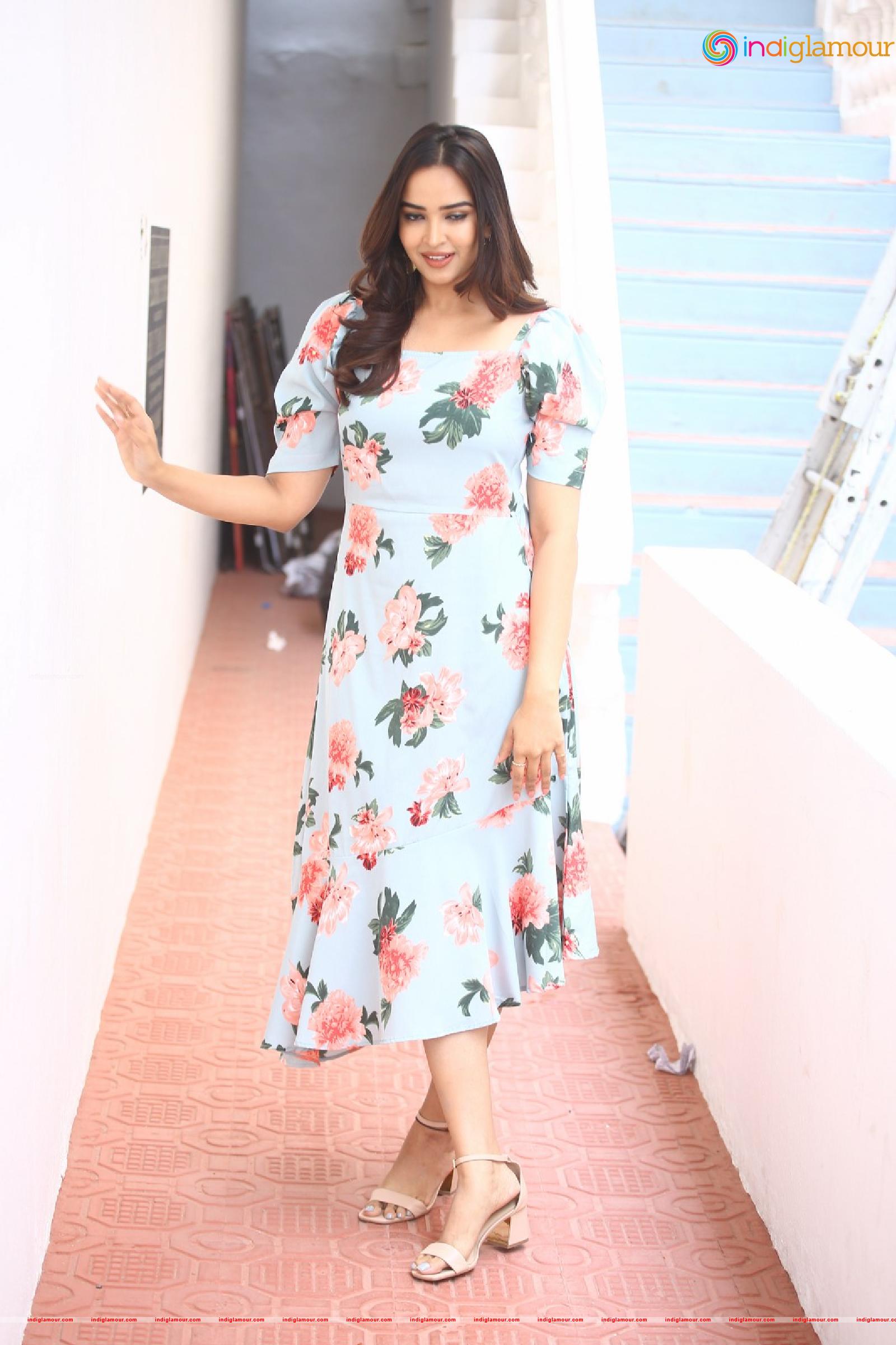 Pujita Ponnada Actress hd photo