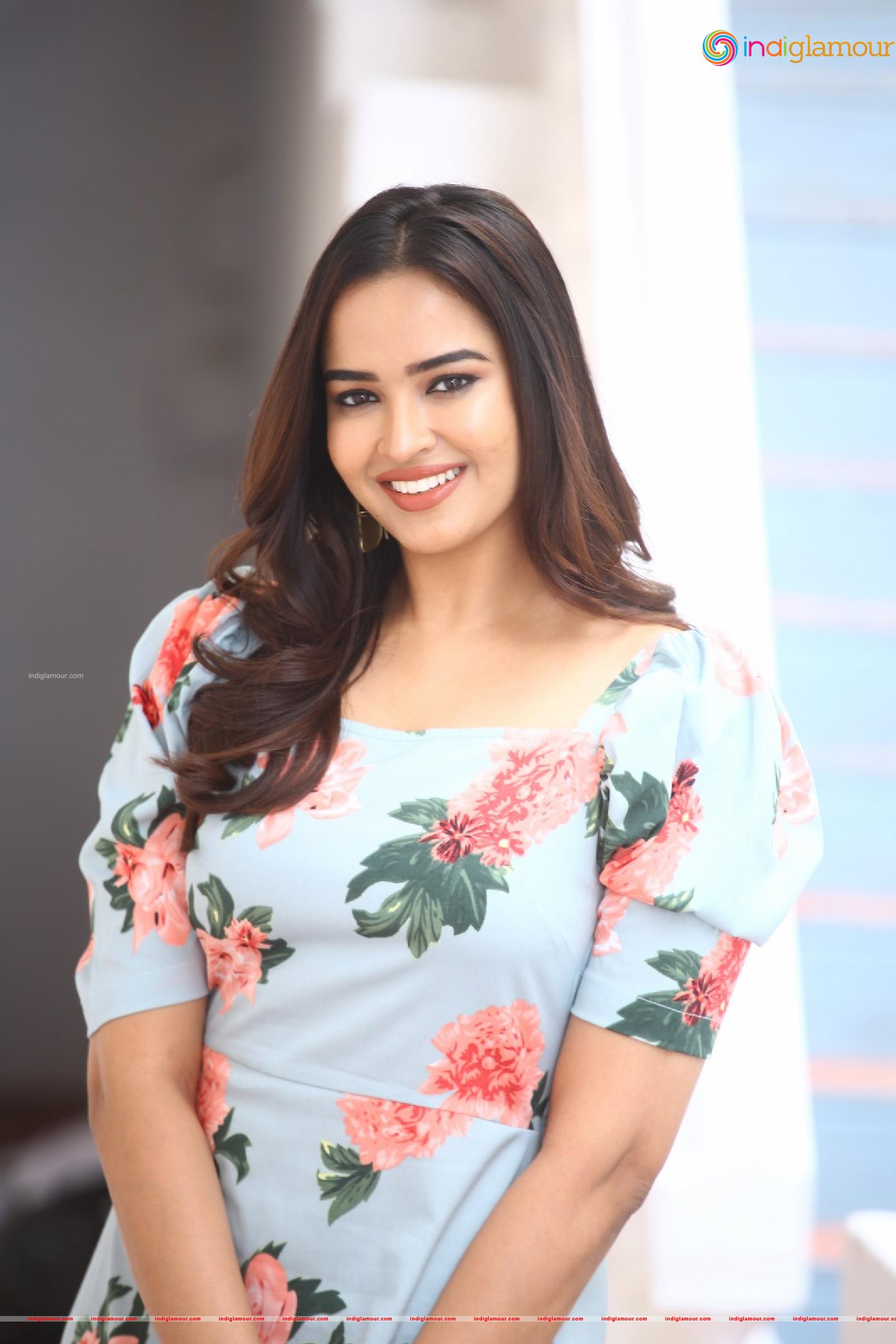 Pujita Ponnada Actress hd photo