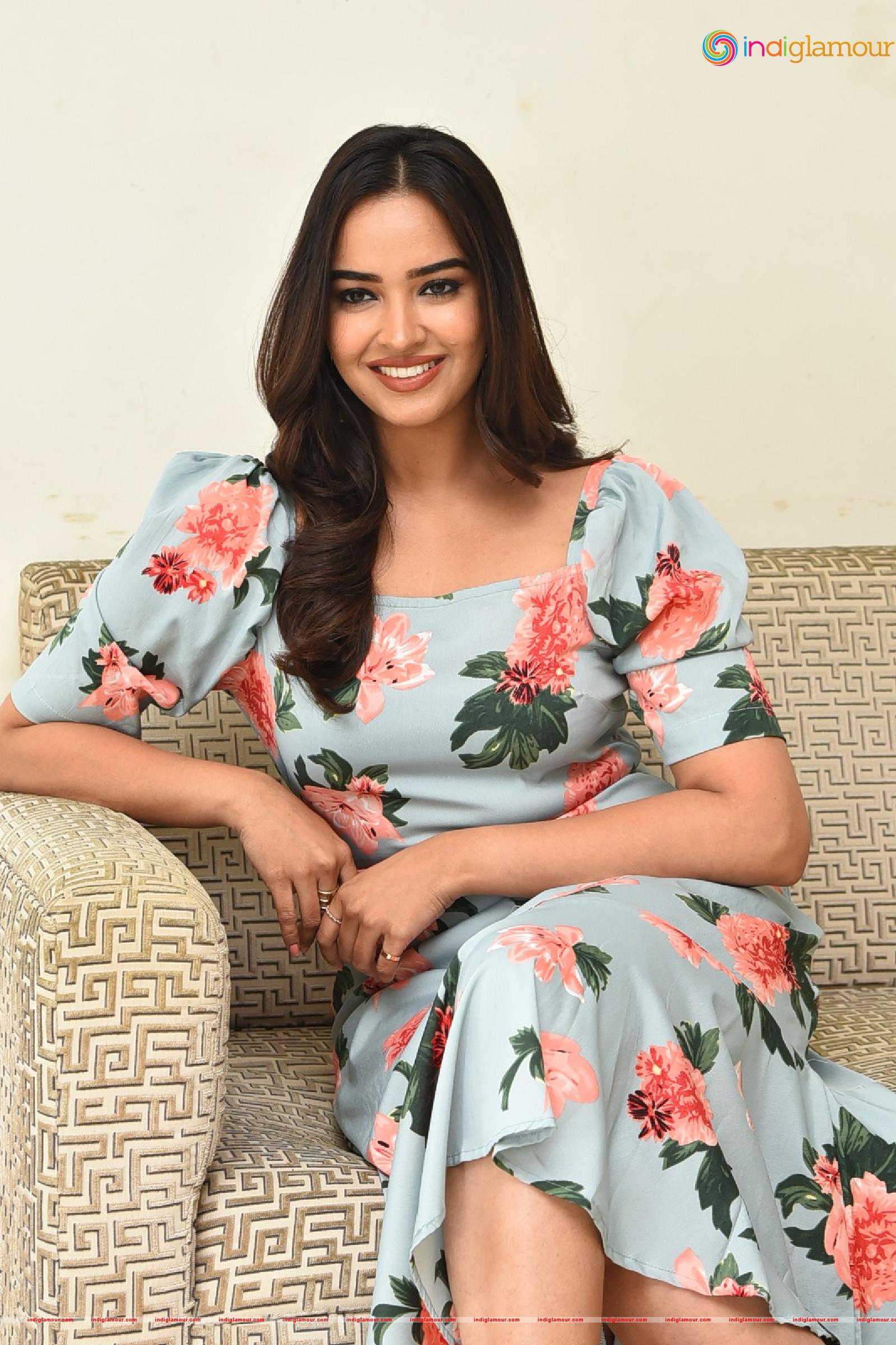 Pujita Ponnada Actress hd photo