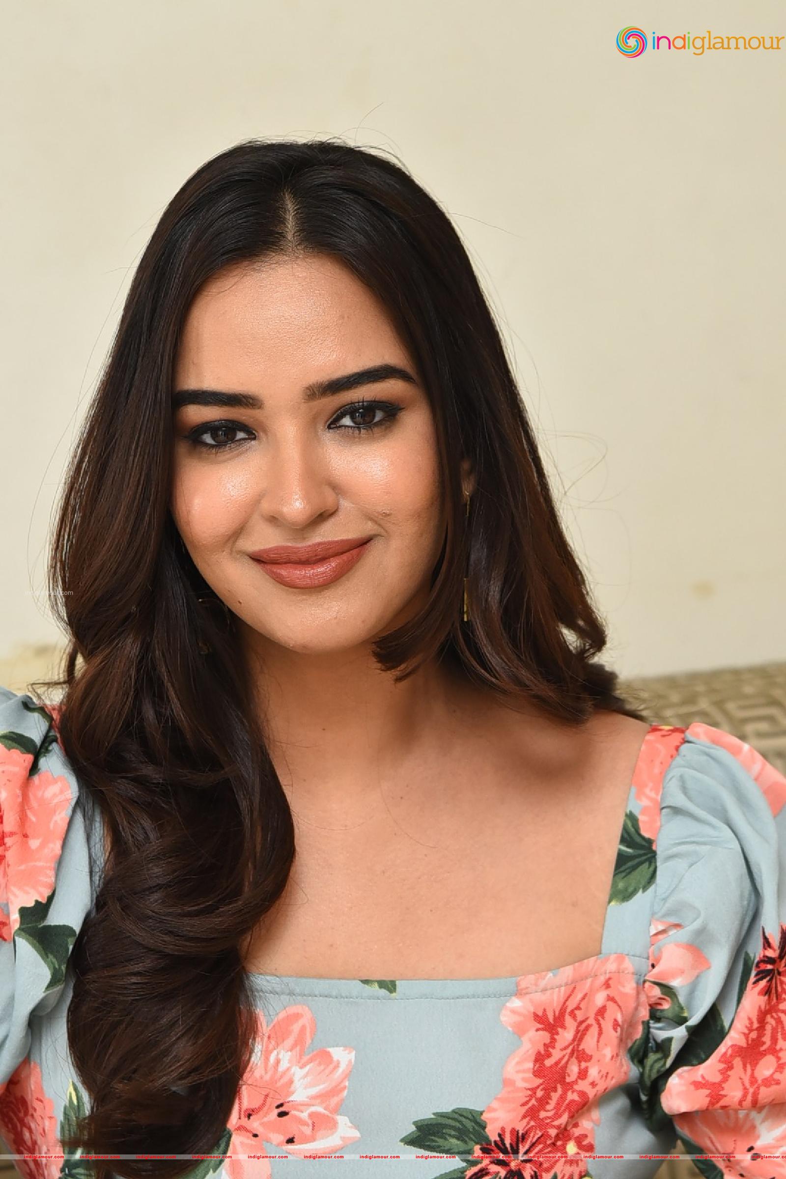 Pujita Ponnada Actress hd photo