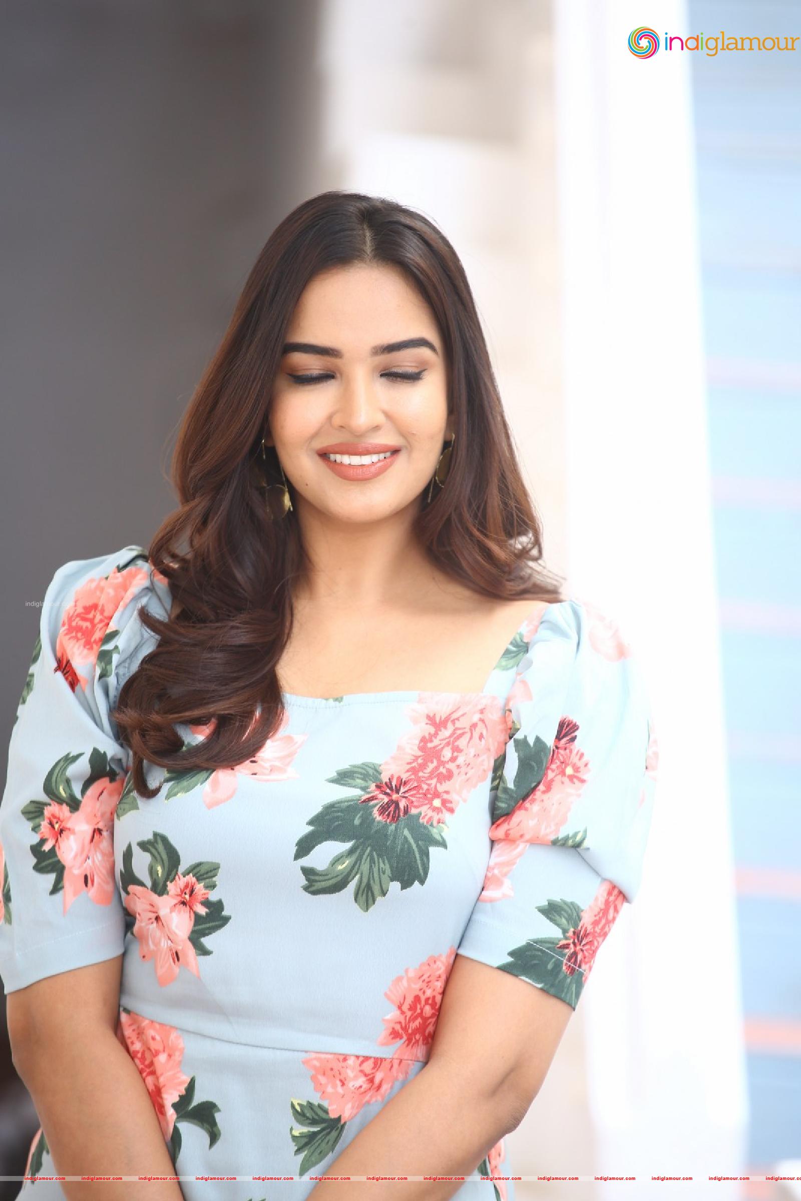 Pujita Ponnada Actress hd photo