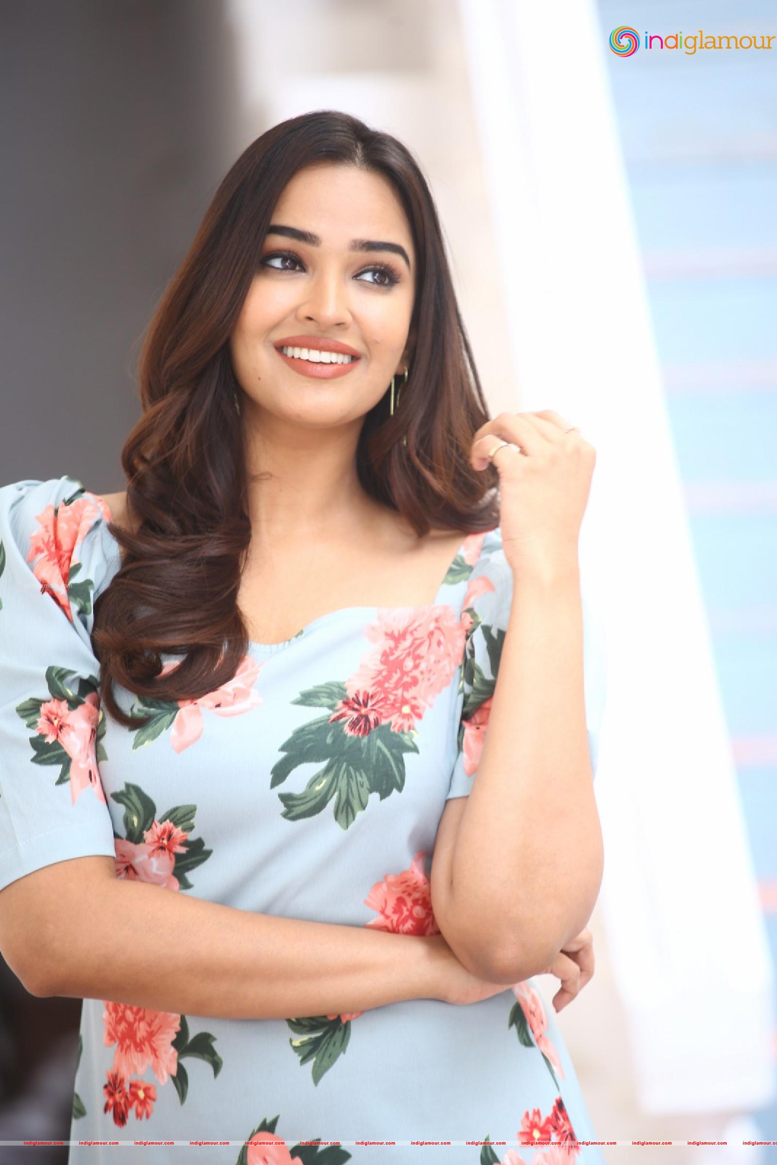 Pujita Ponnada Actress hd photo
