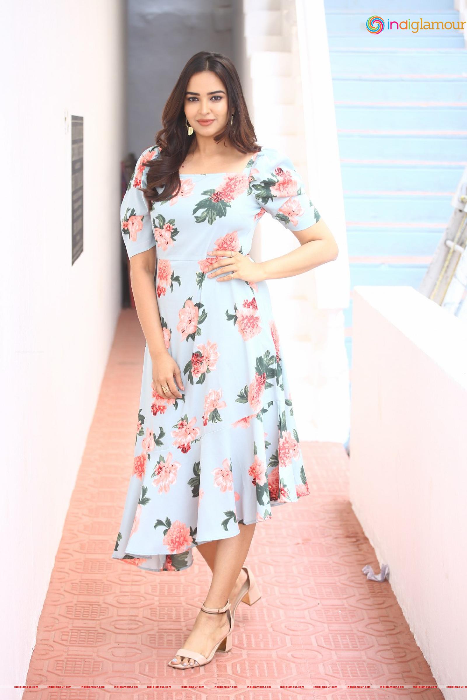 Pujita Ponnada Actress hd photo