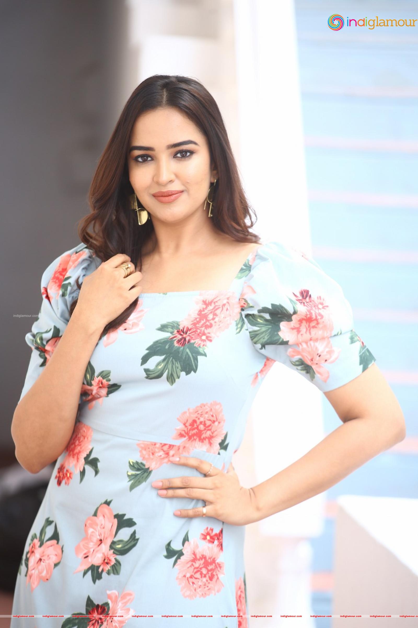Pujita Ponnada Actress hd photo