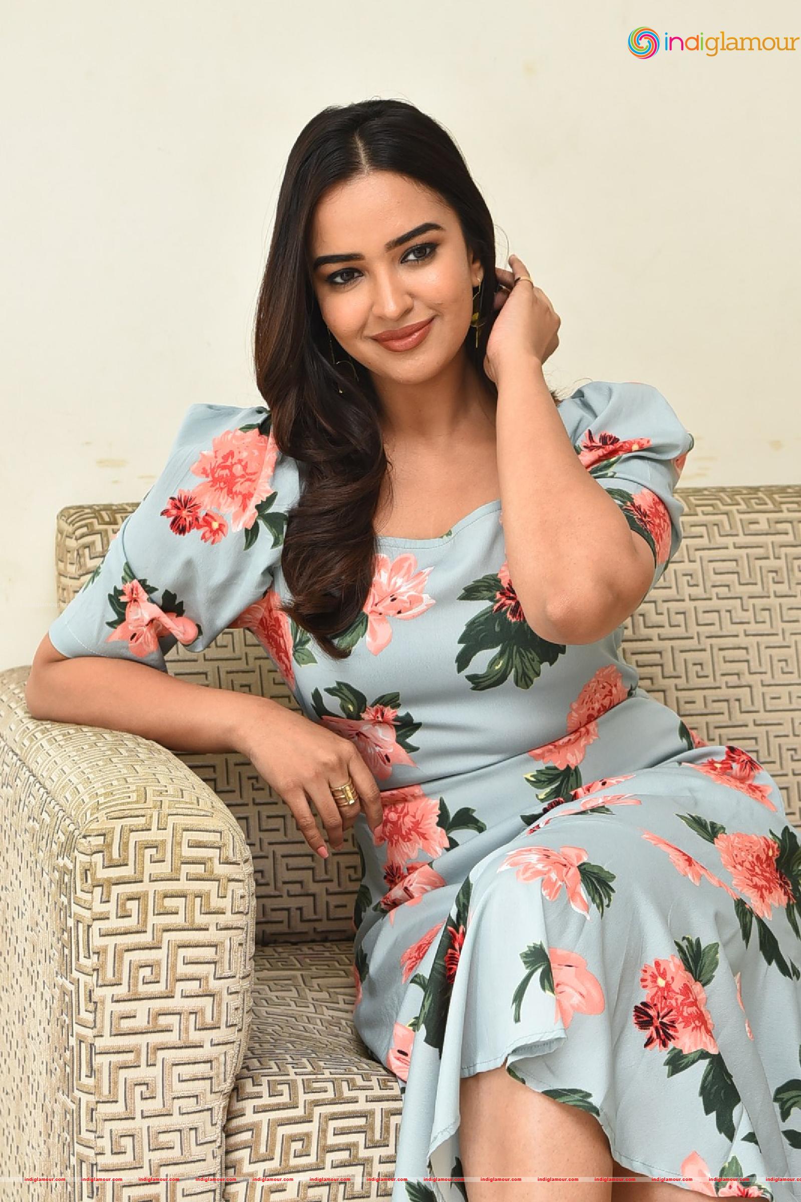 Pujita Ponnada Actress hd photo