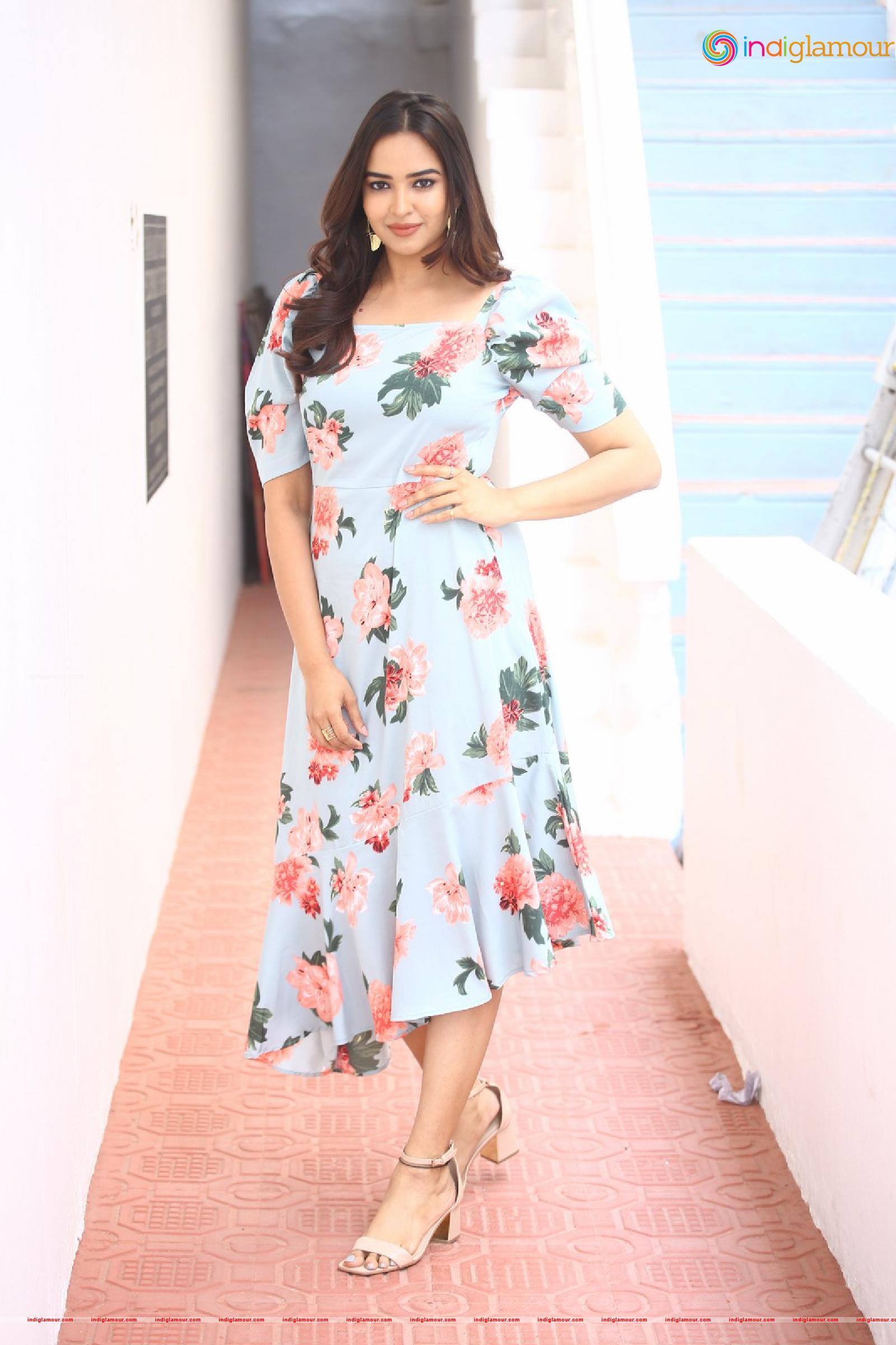 Pujita Ponnada Actress hd photo