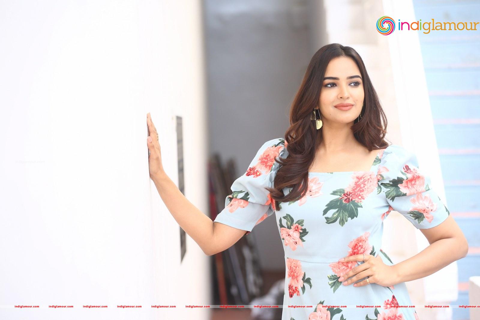 Pujita Ponnada Actress hd photo