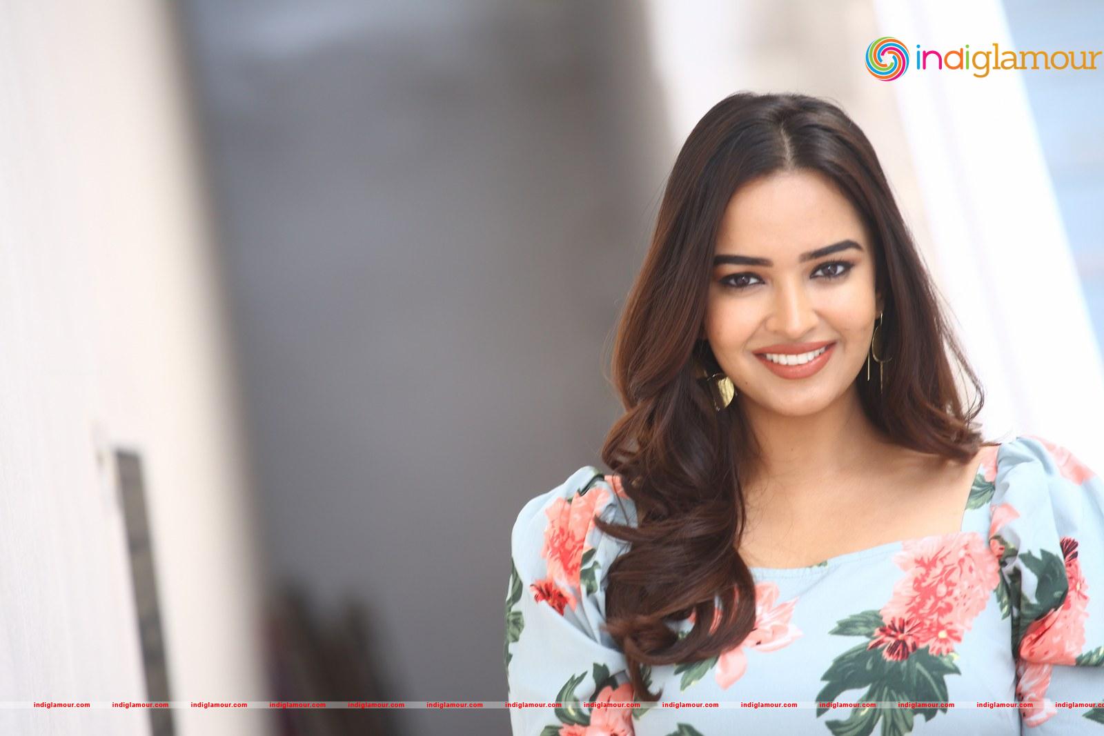Pujita Ponnada Actress hd photo