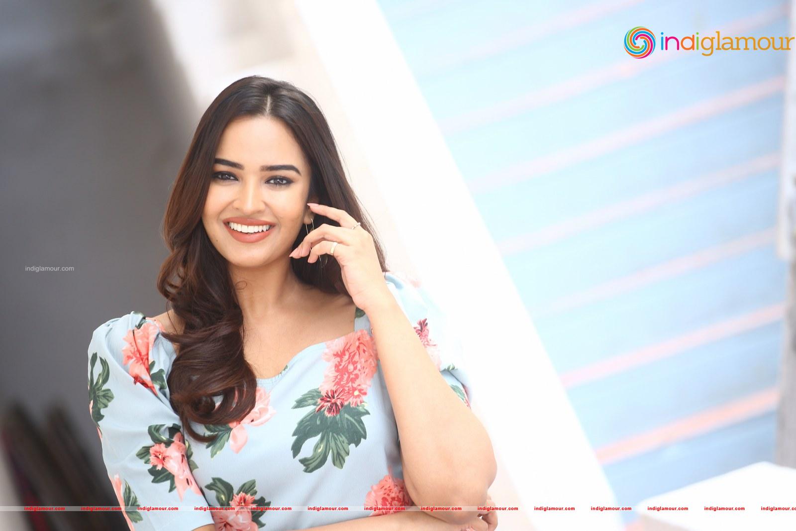 Pujita Ponnada Actress hd photo