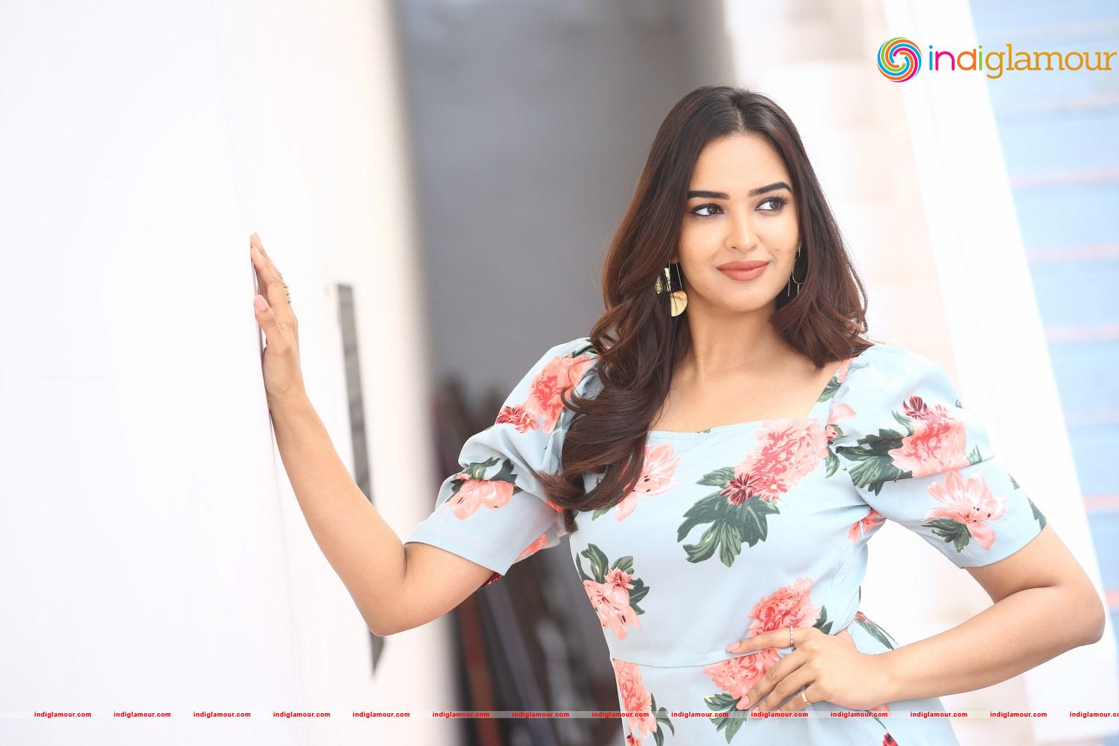 Pujita Ponnada Actress hd photo