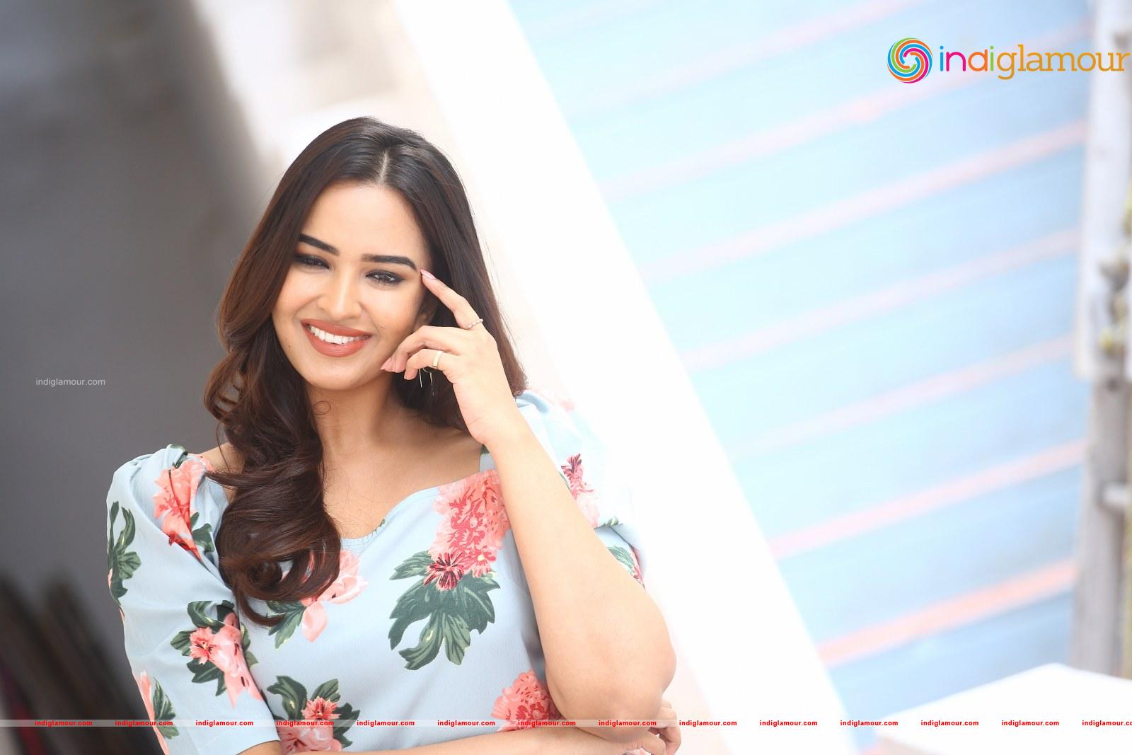 Pujita Ponnada Actress hd photo