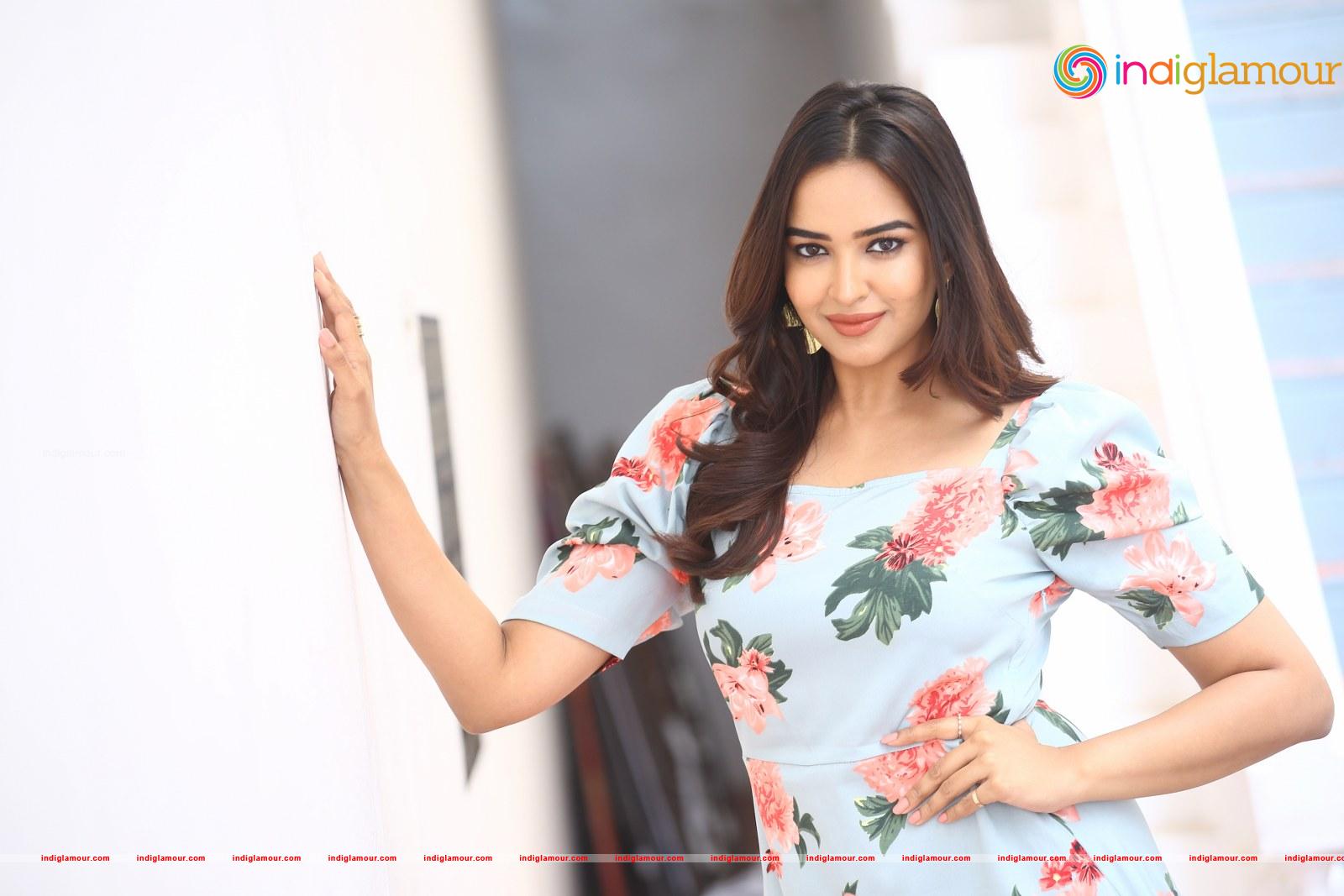 Pujita Ponnada Actress hd photo