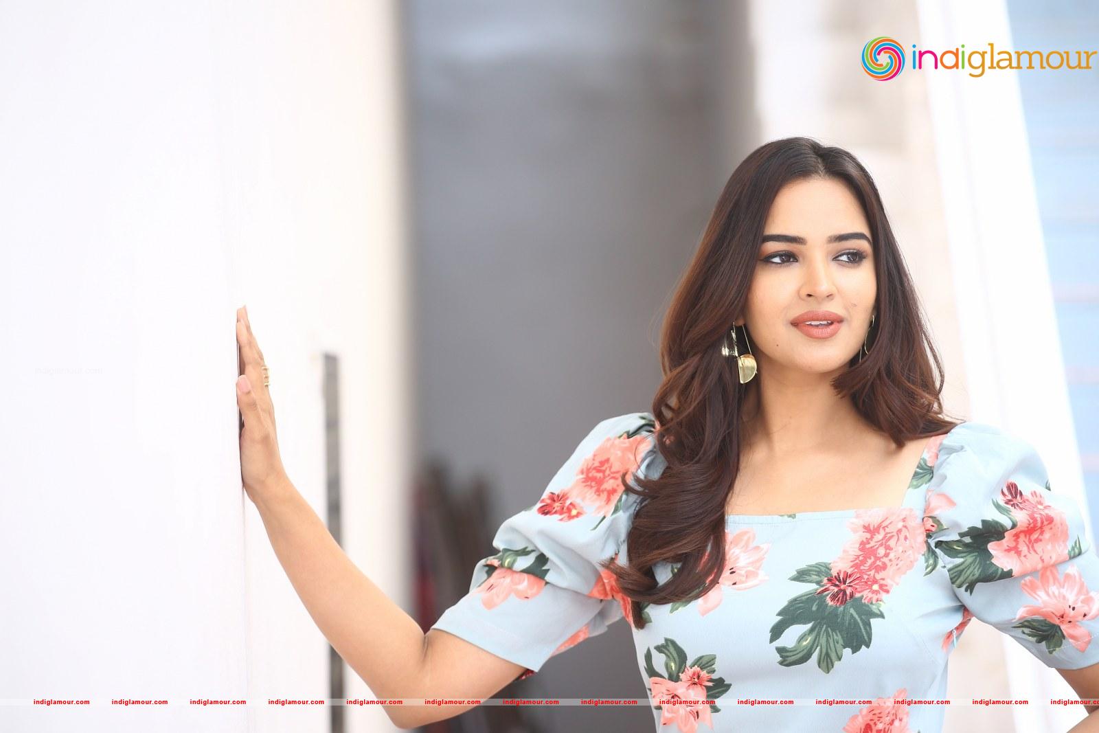 Pujita Ponnada Actress hd photo