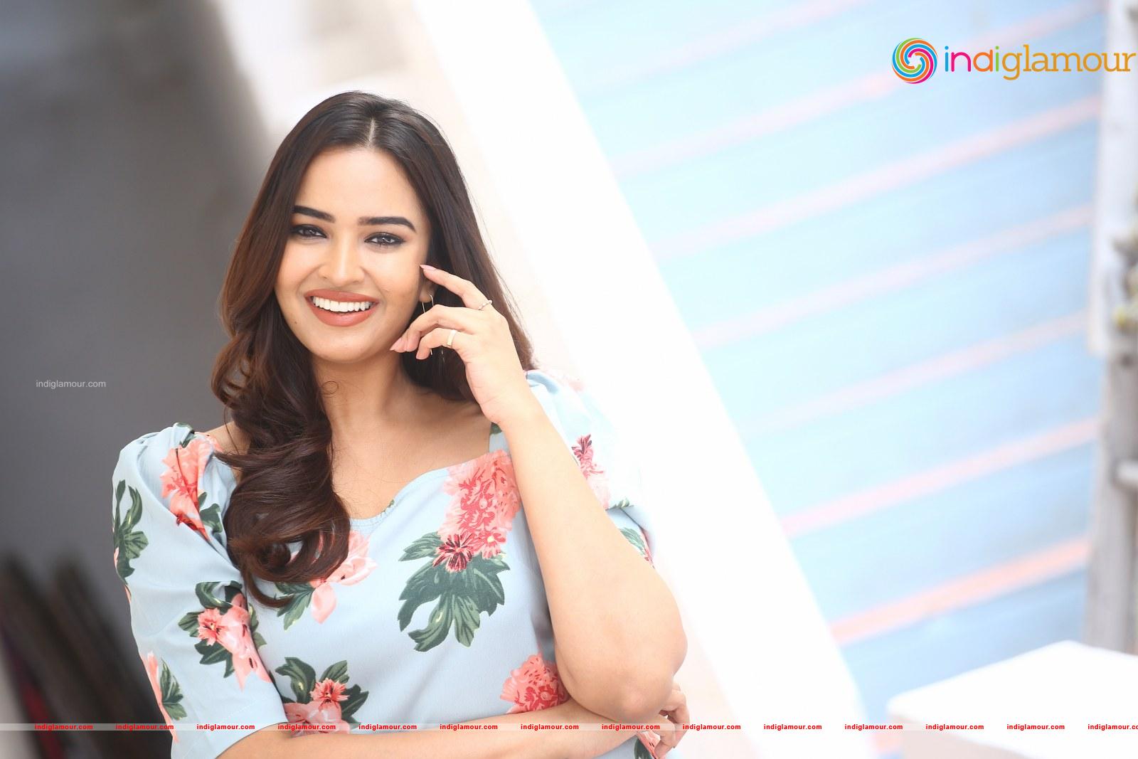 Pujita Ponnada Actress hd photo