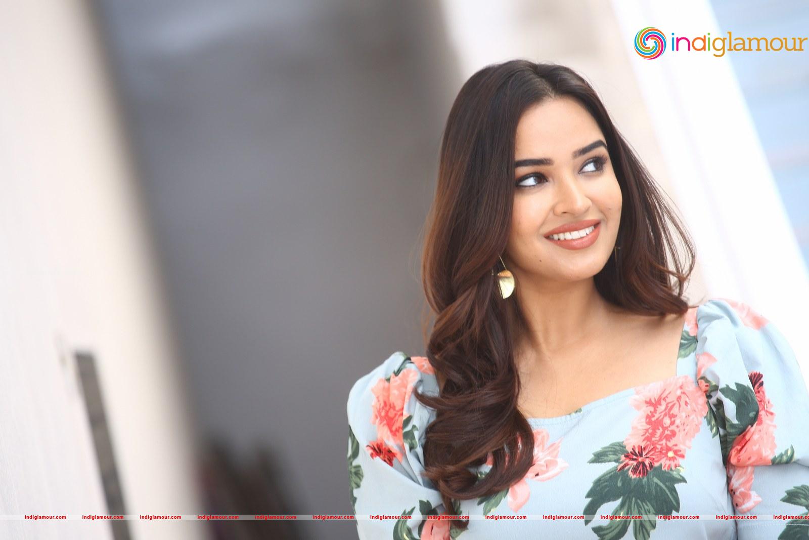 Pujita Ponnada Actress hd photo