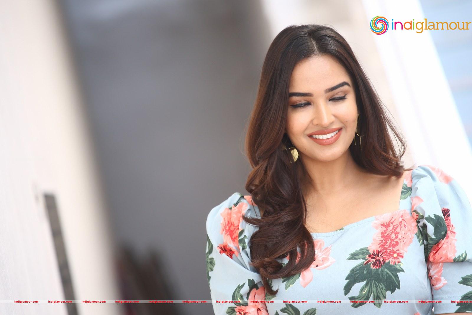 Pujita Ponnada Actress hd photo