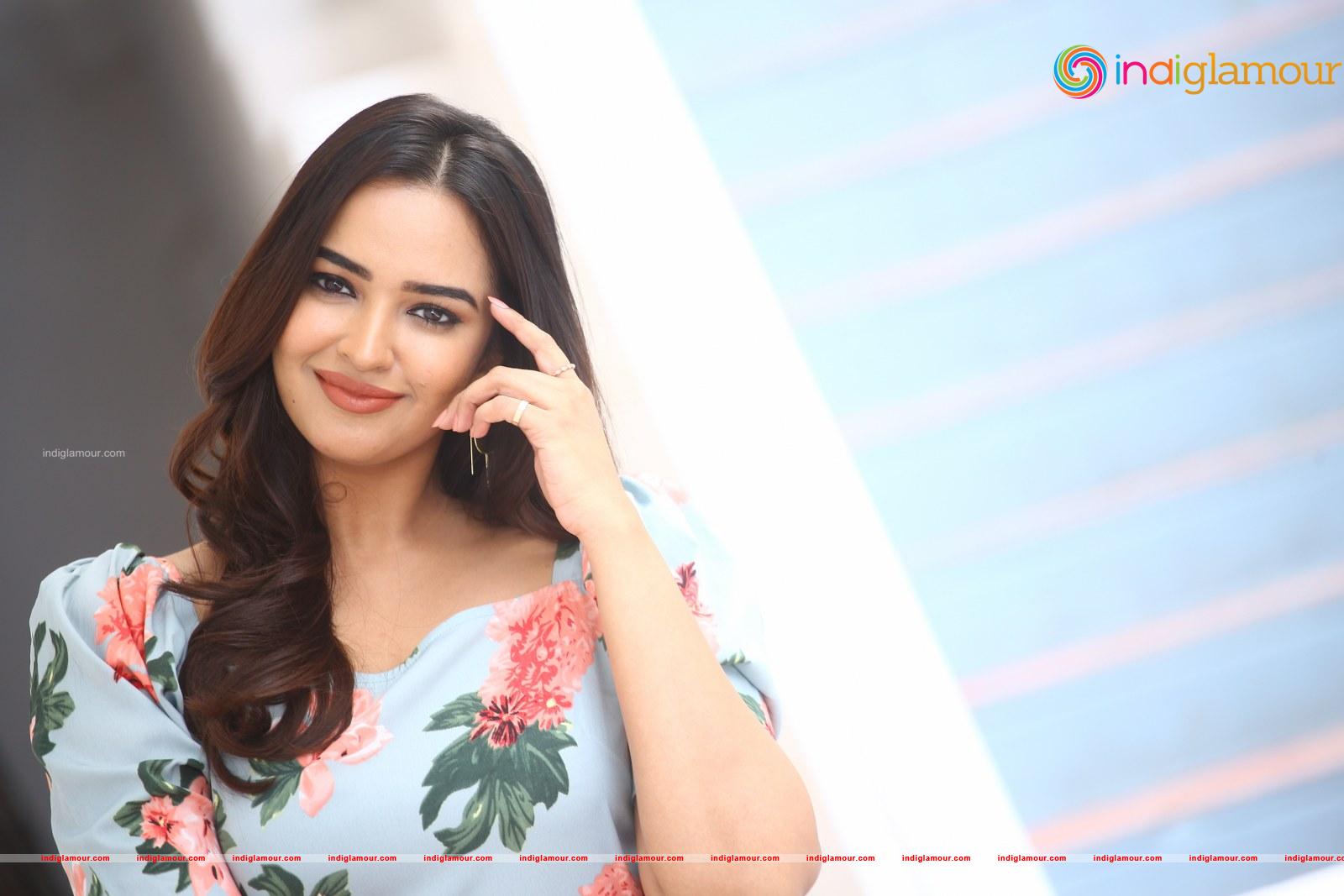 Pujita Ponnada Actress hd photo