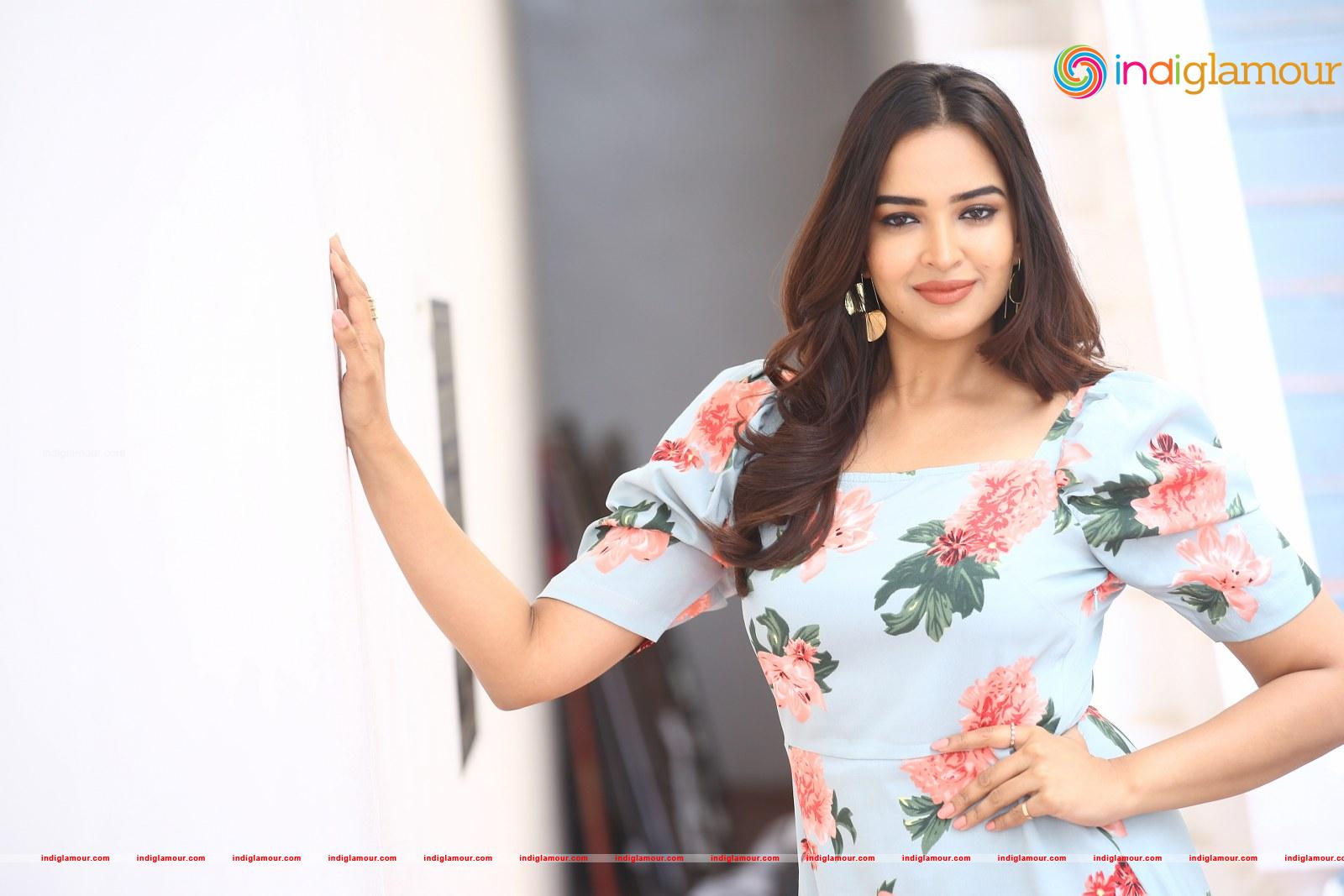 Pujita Ponnada Actress hd photo