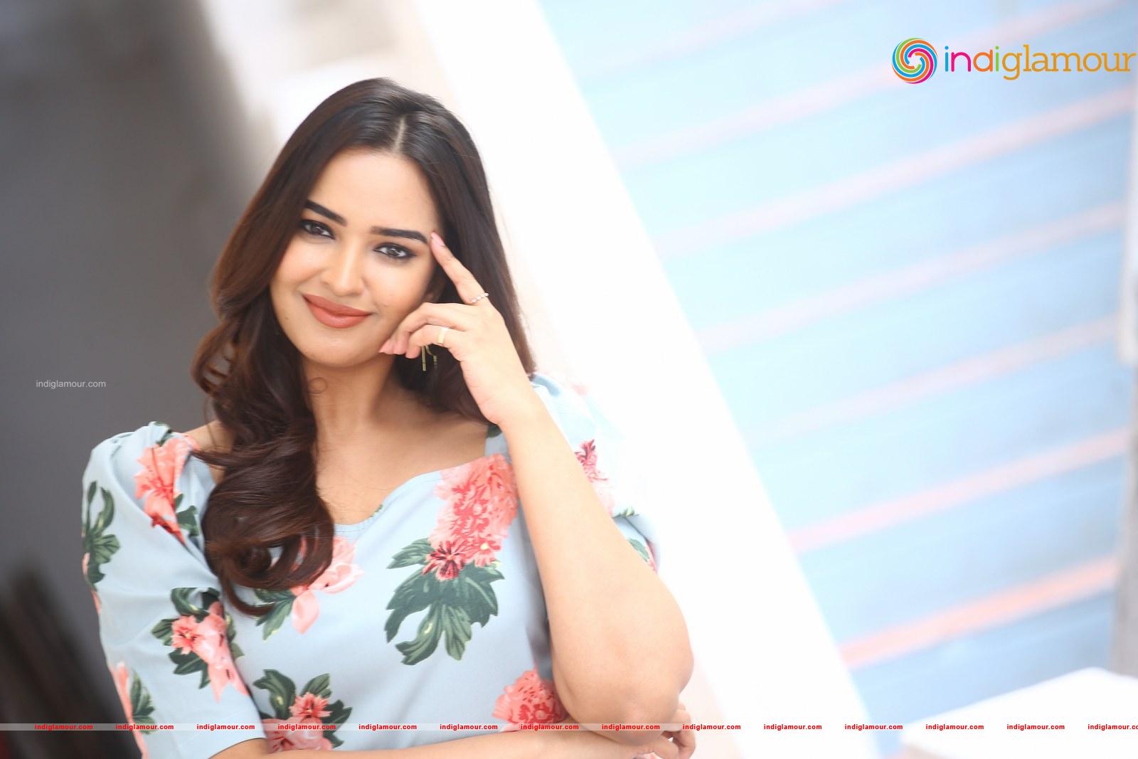 Pujita Ponnada Actress hd photo
