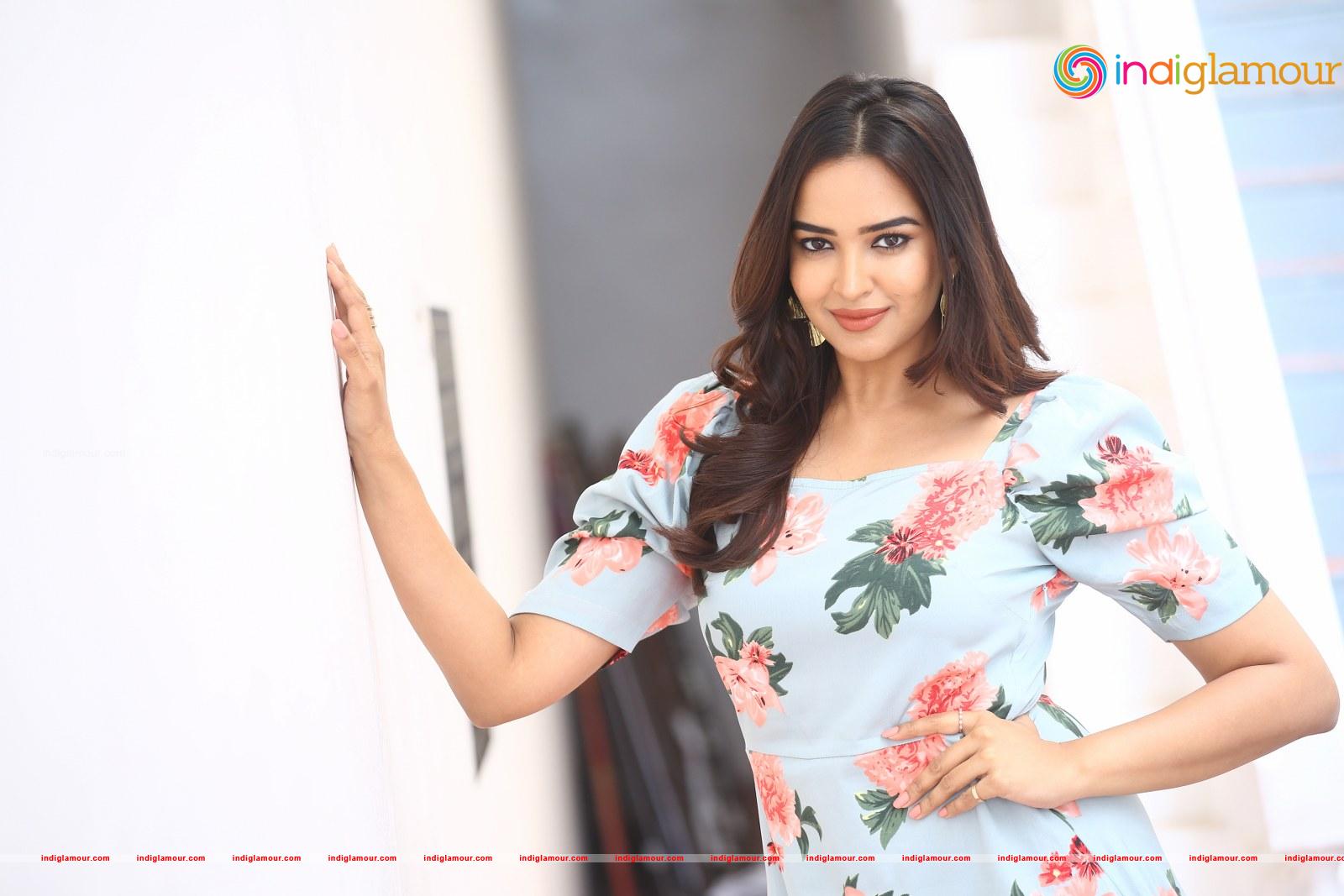 Pujita Ponnada Actress hd photo