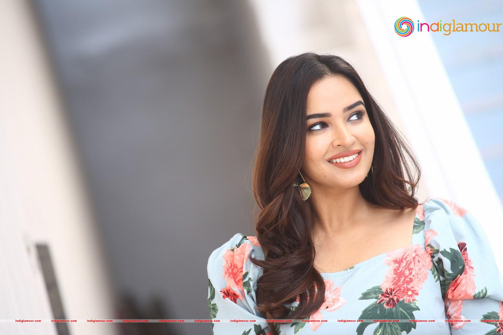 Pujita Ponnada Actress hd photo