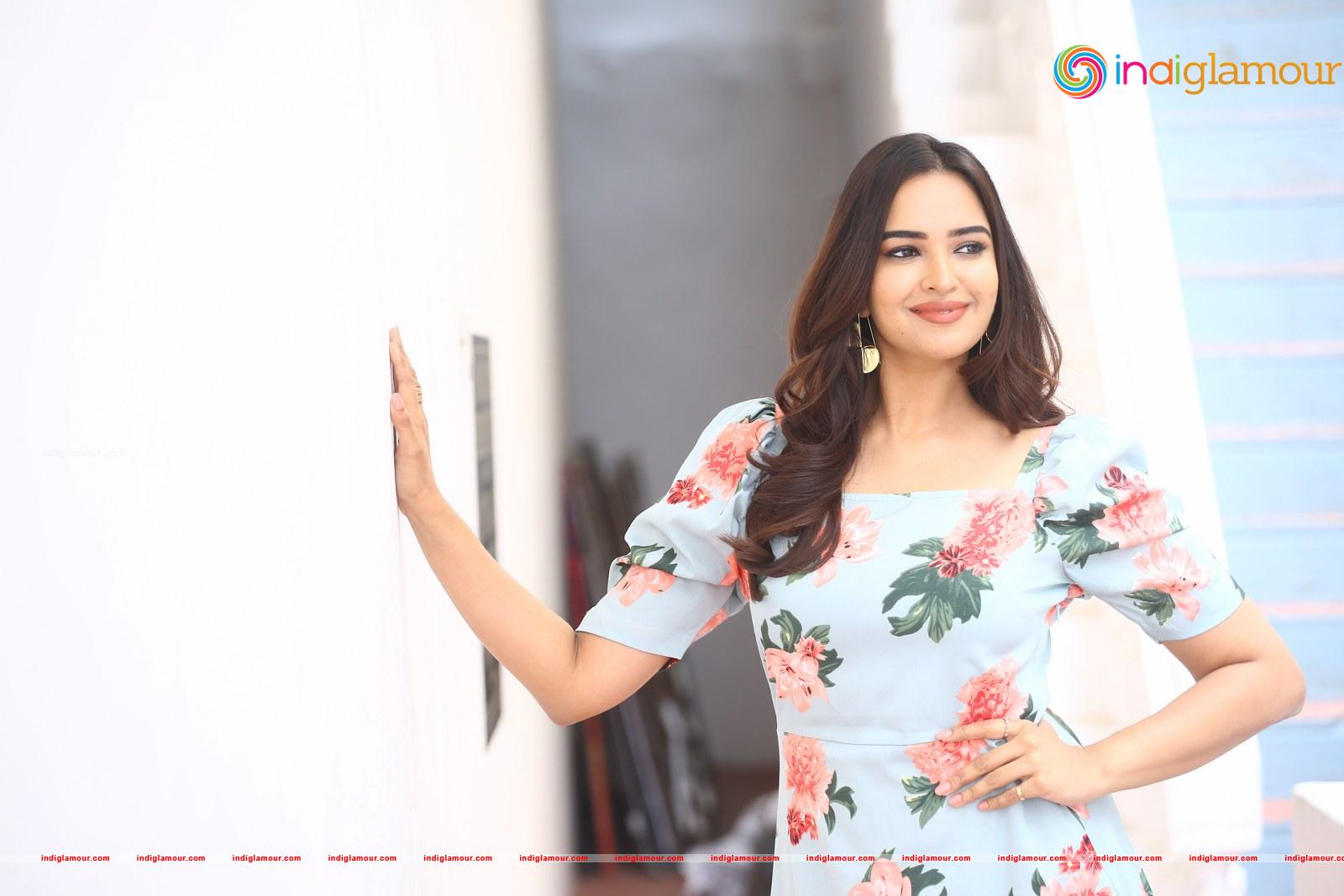 Pujita Ponnada Actress hd photo
