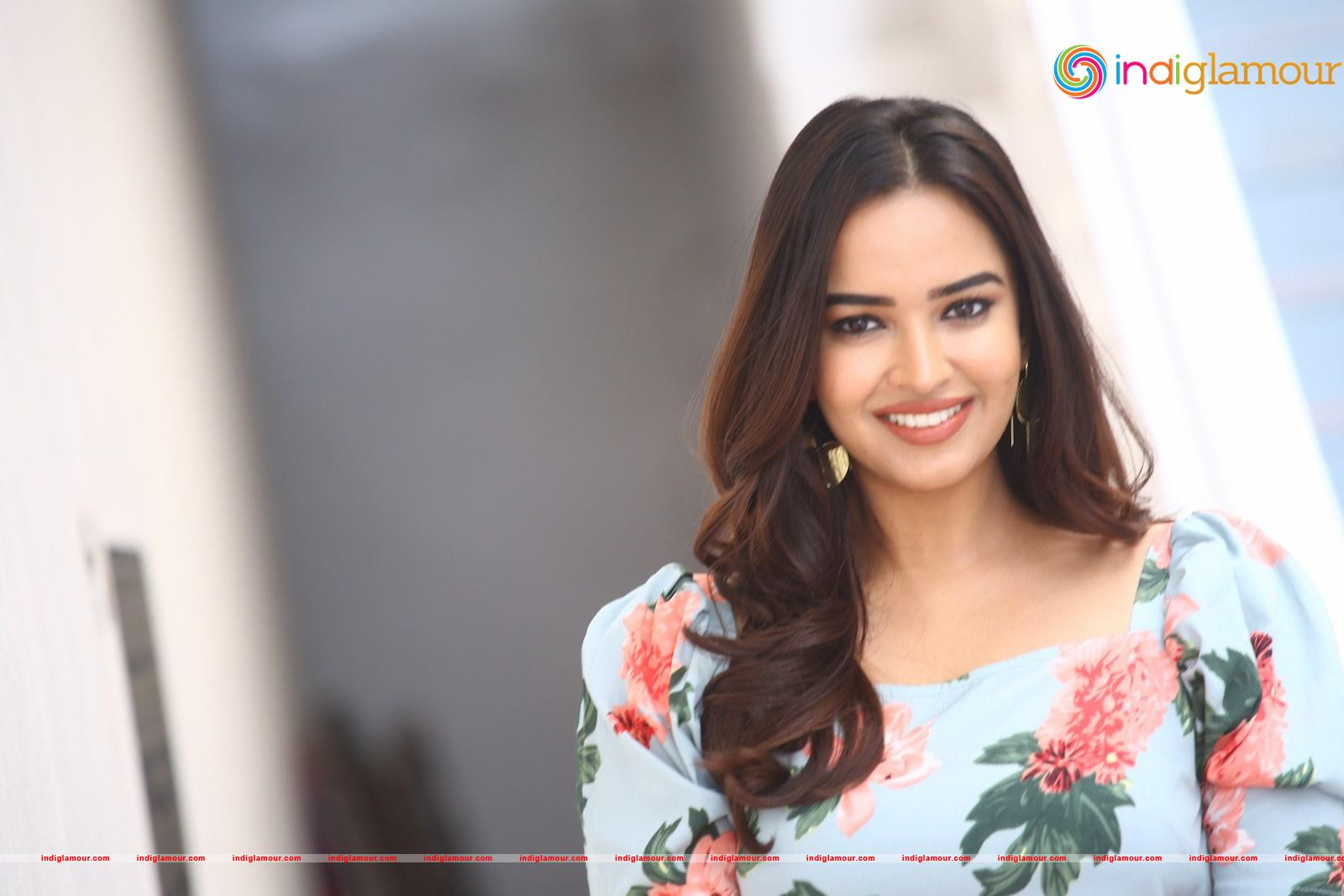 Pujita Ponnada Actress hd photo