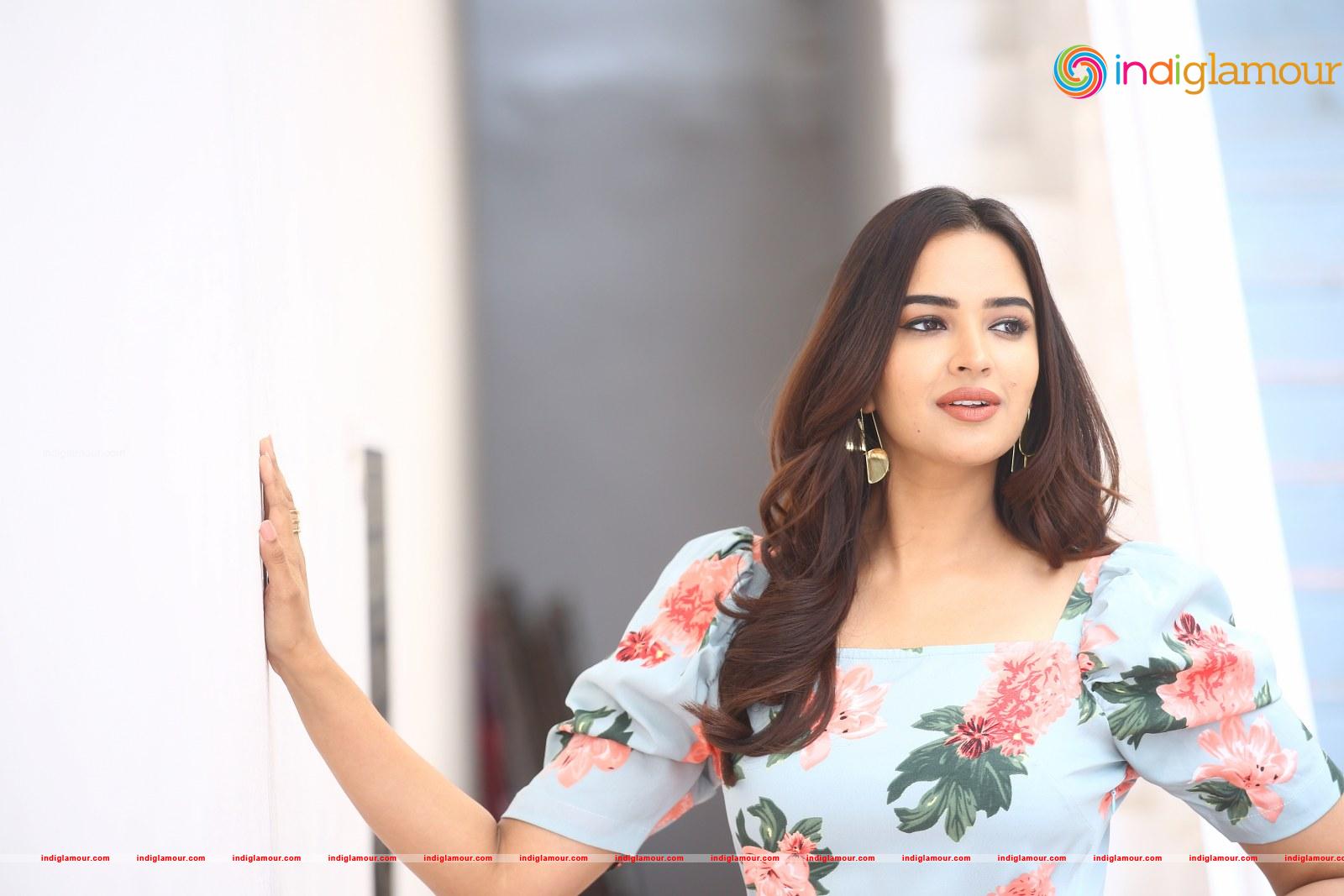 Pujita Ponnada Actress hd photo