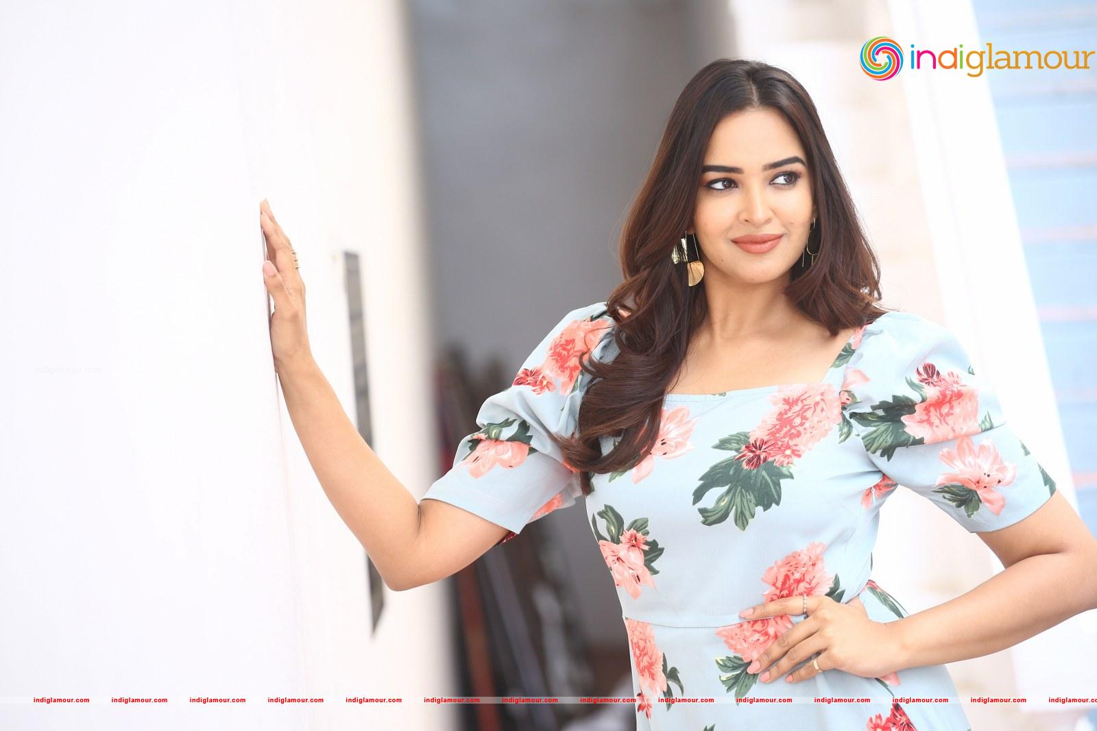 Pujita Ponnada Actress hd photo