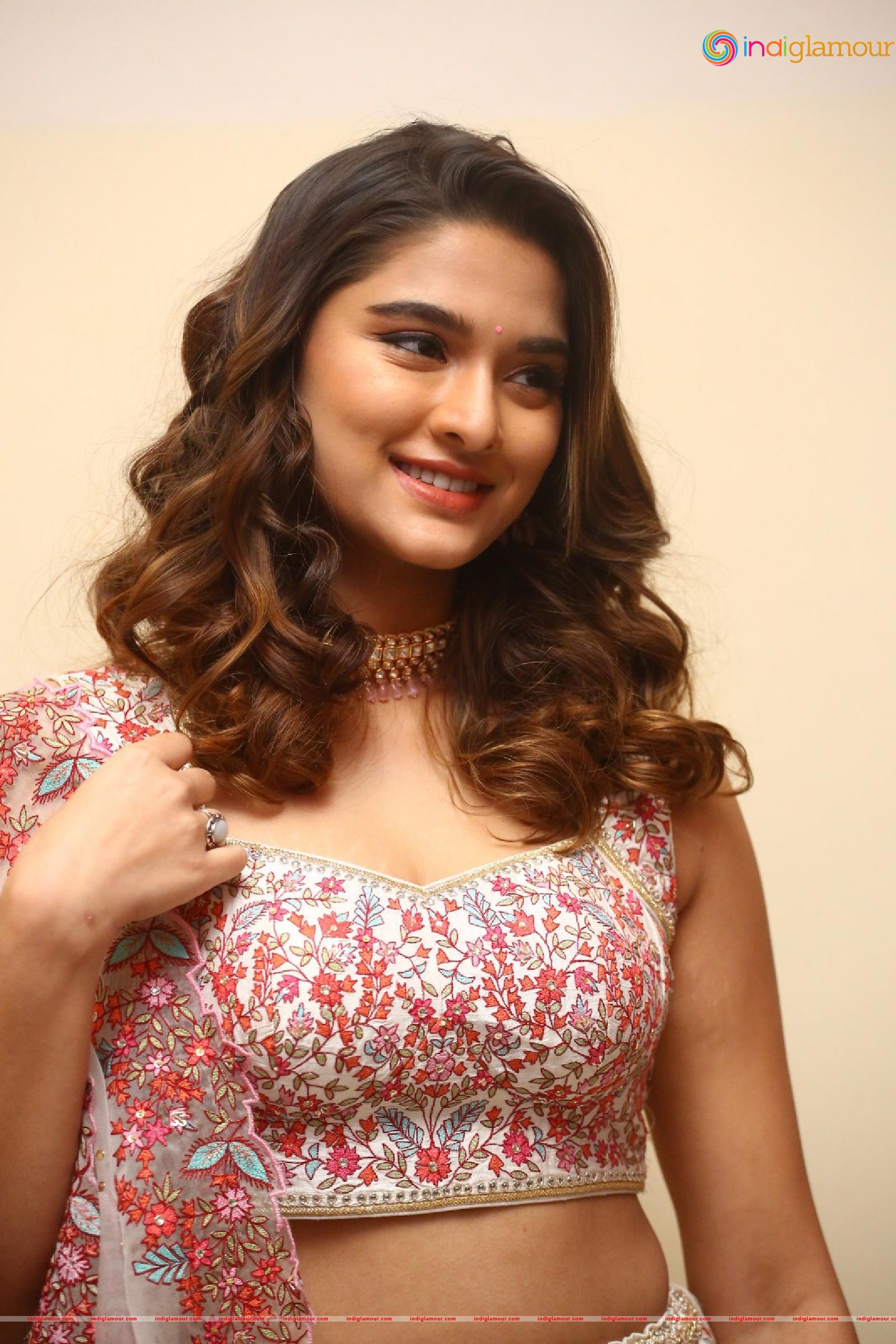 Saiee Manjrekar Actress hd photo