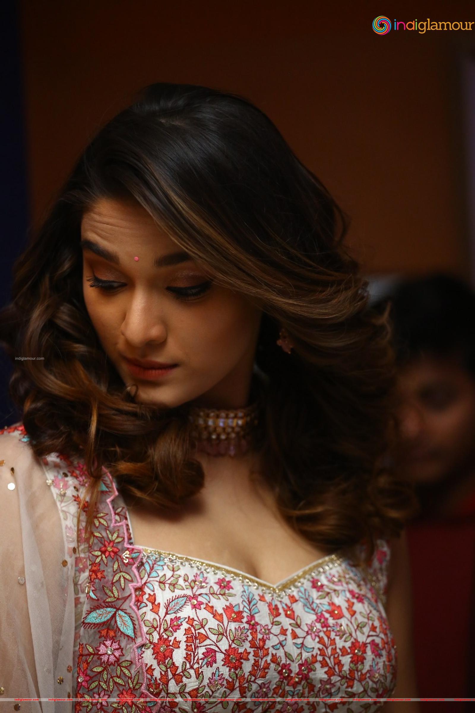 Saiee Manjrekar Actress hd photo