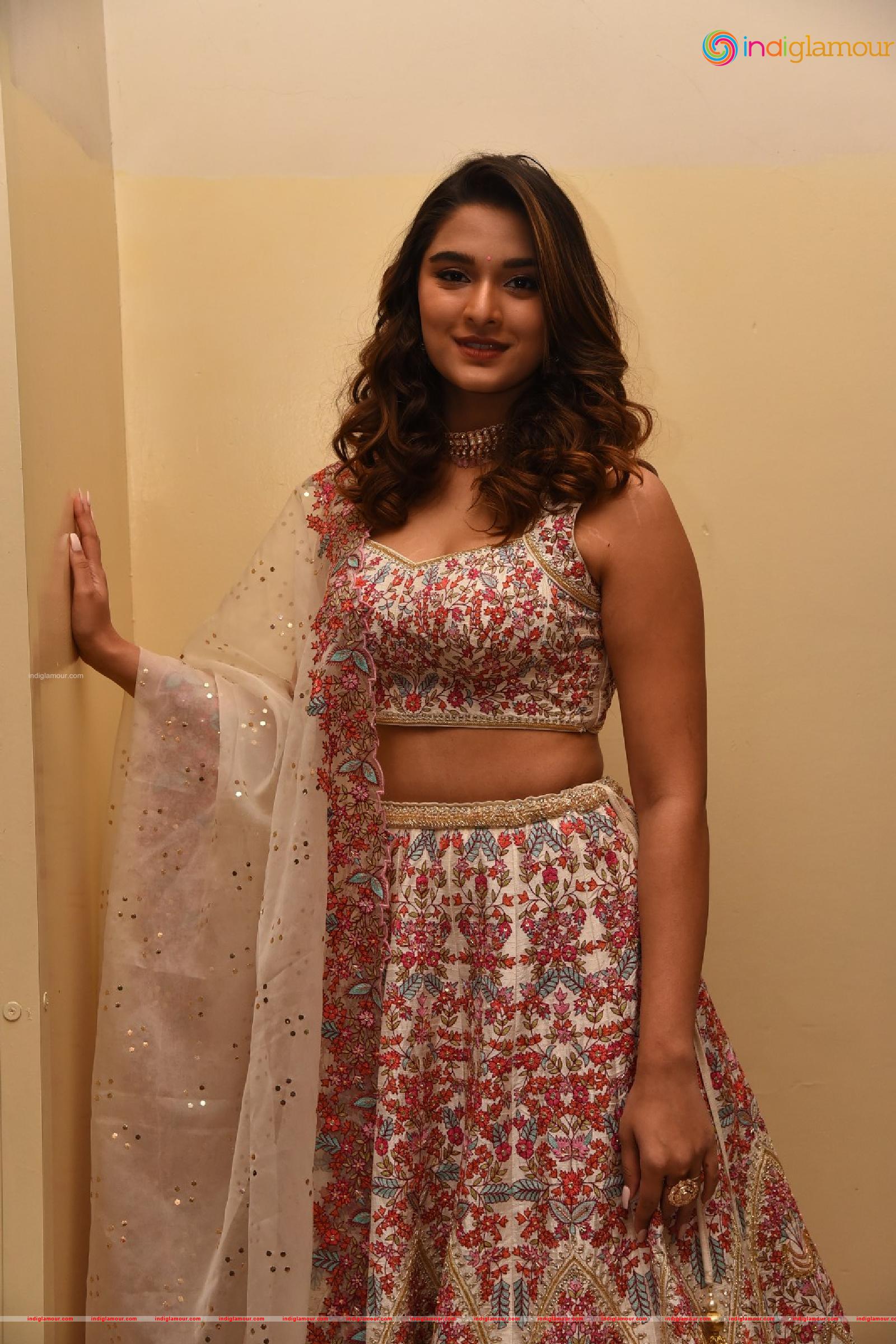 Saiee Manjrekar Actress hd photo