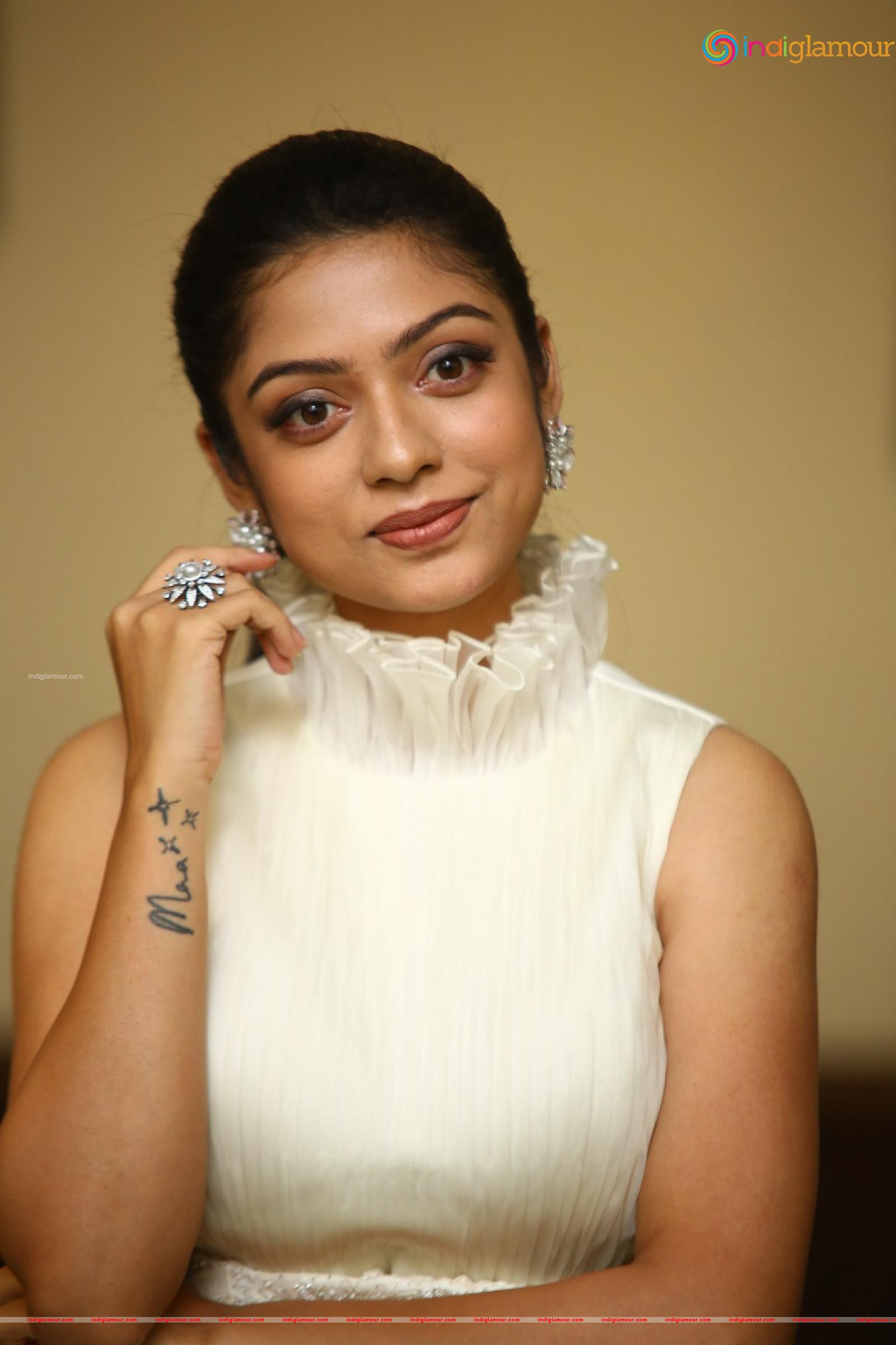 Varsha Bollamma Actress hd photo