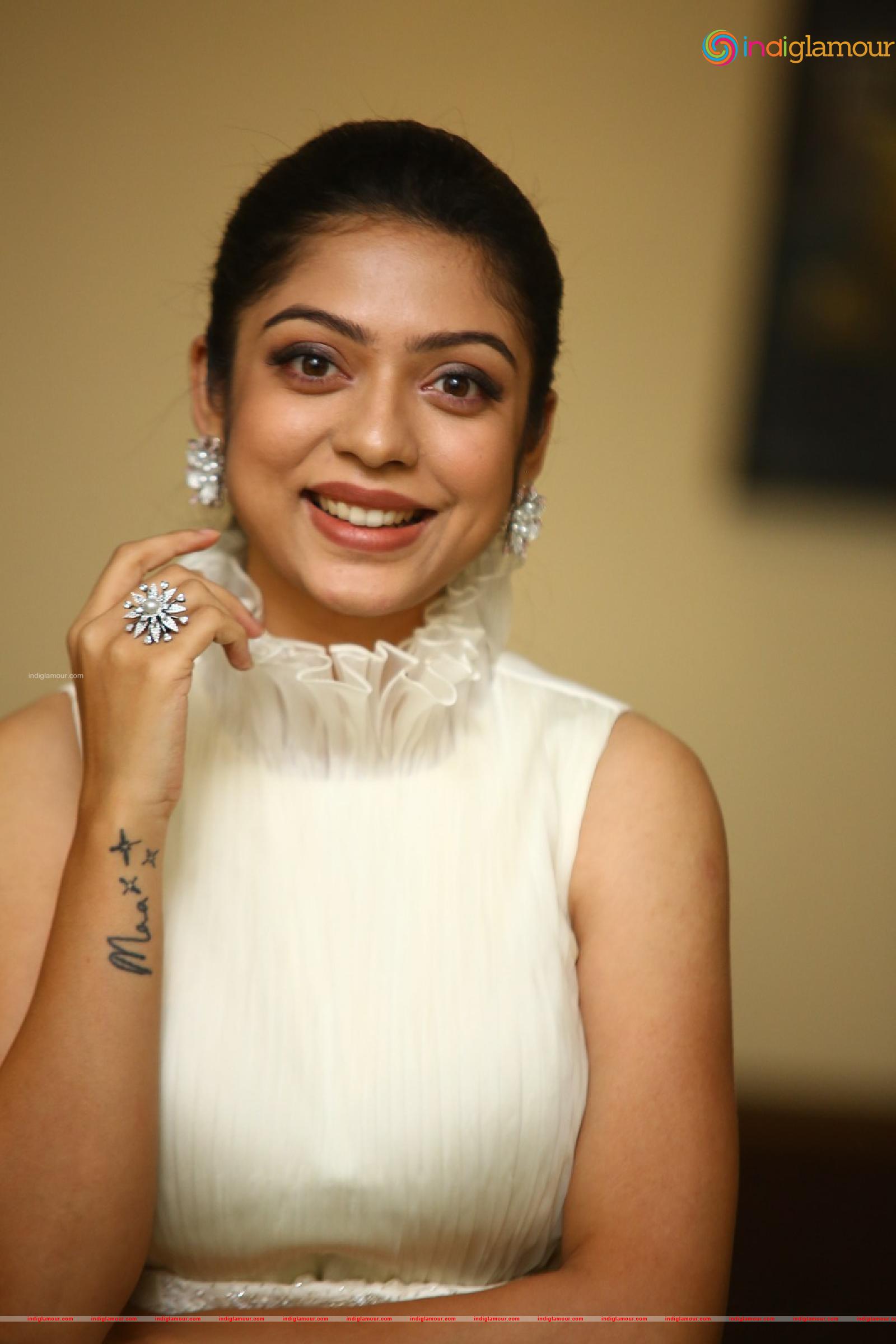 Varsha Bollamma Actress hd photo