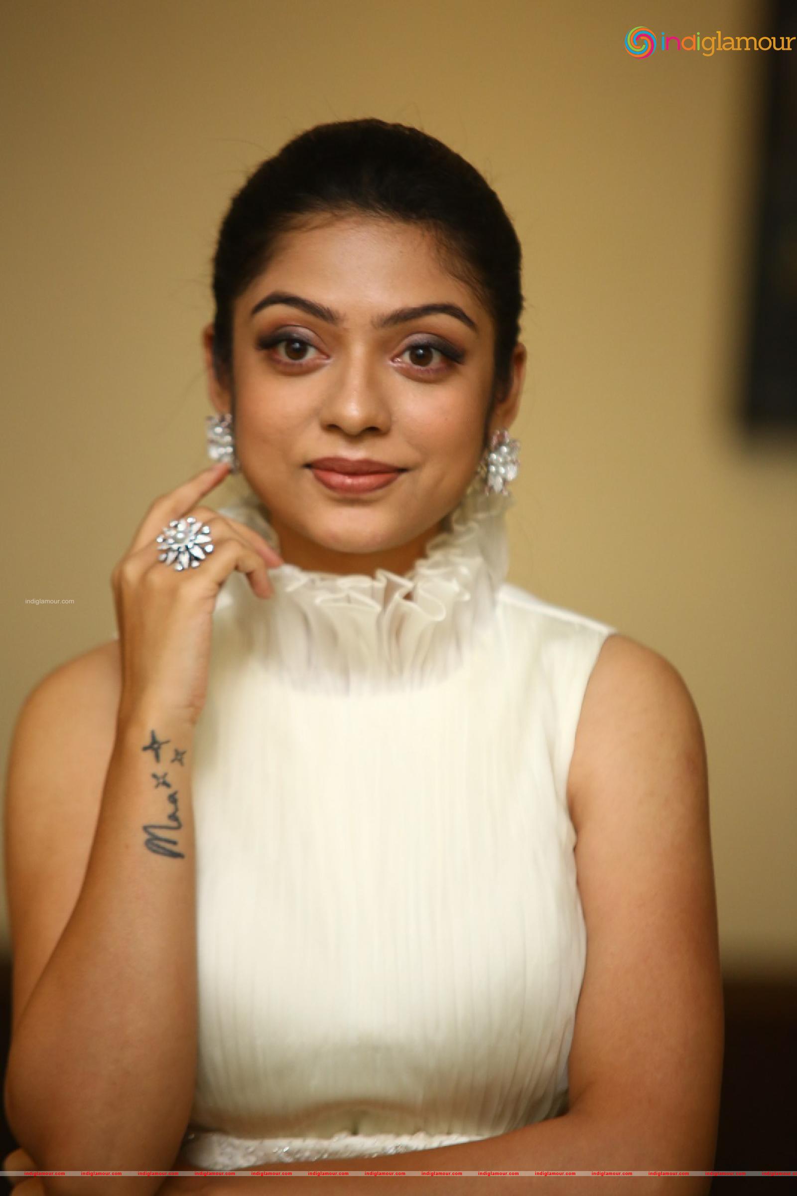 Varsha Bollamma Actress hd photo