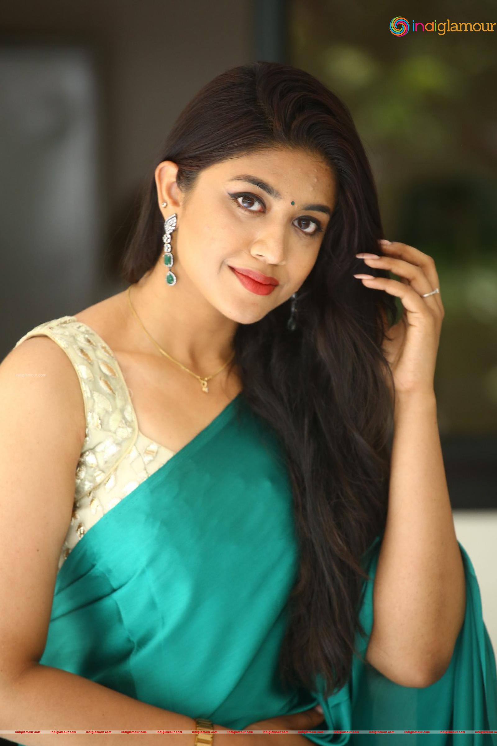 Malavika Actress hd photo