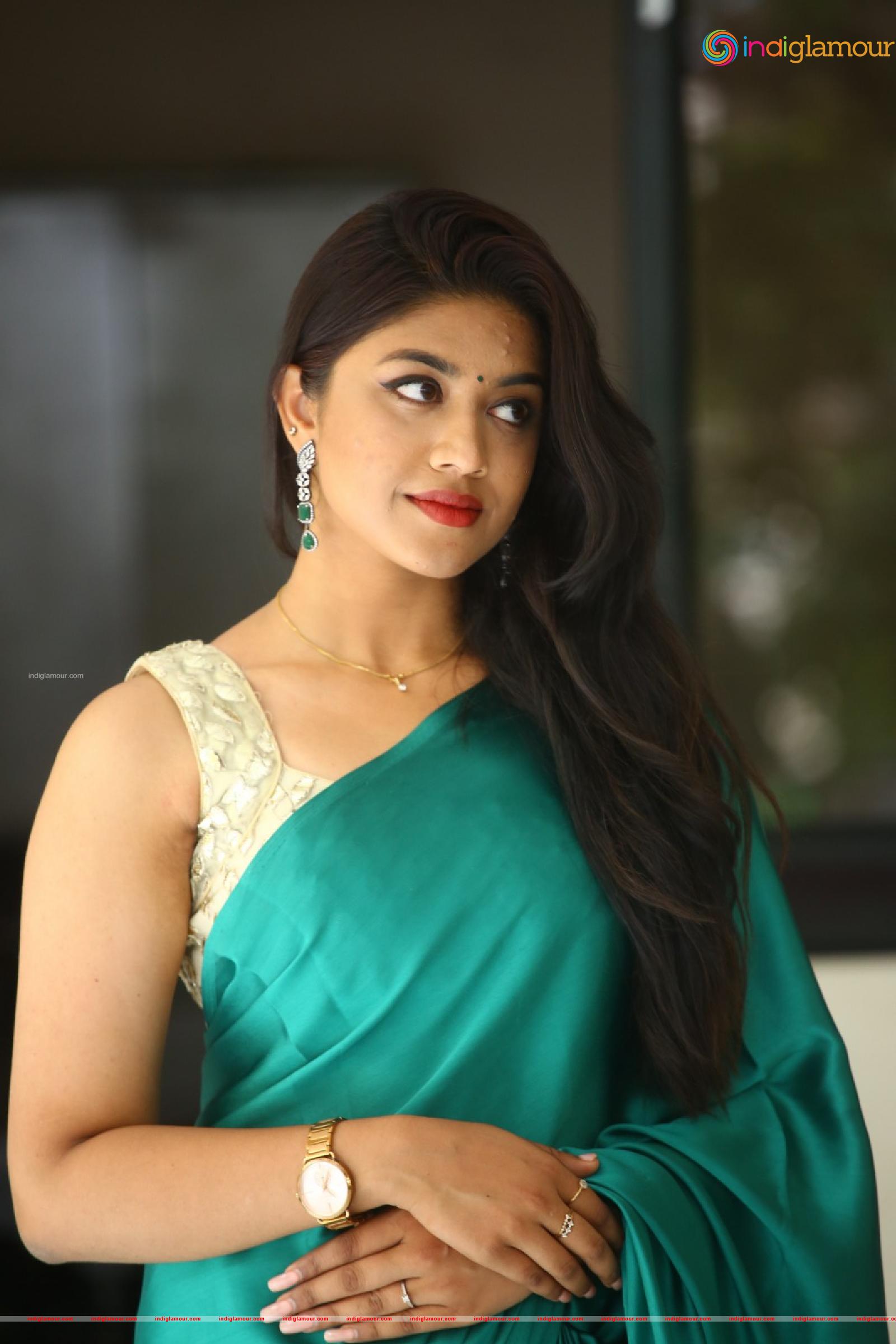 Malavika Actress hd photo