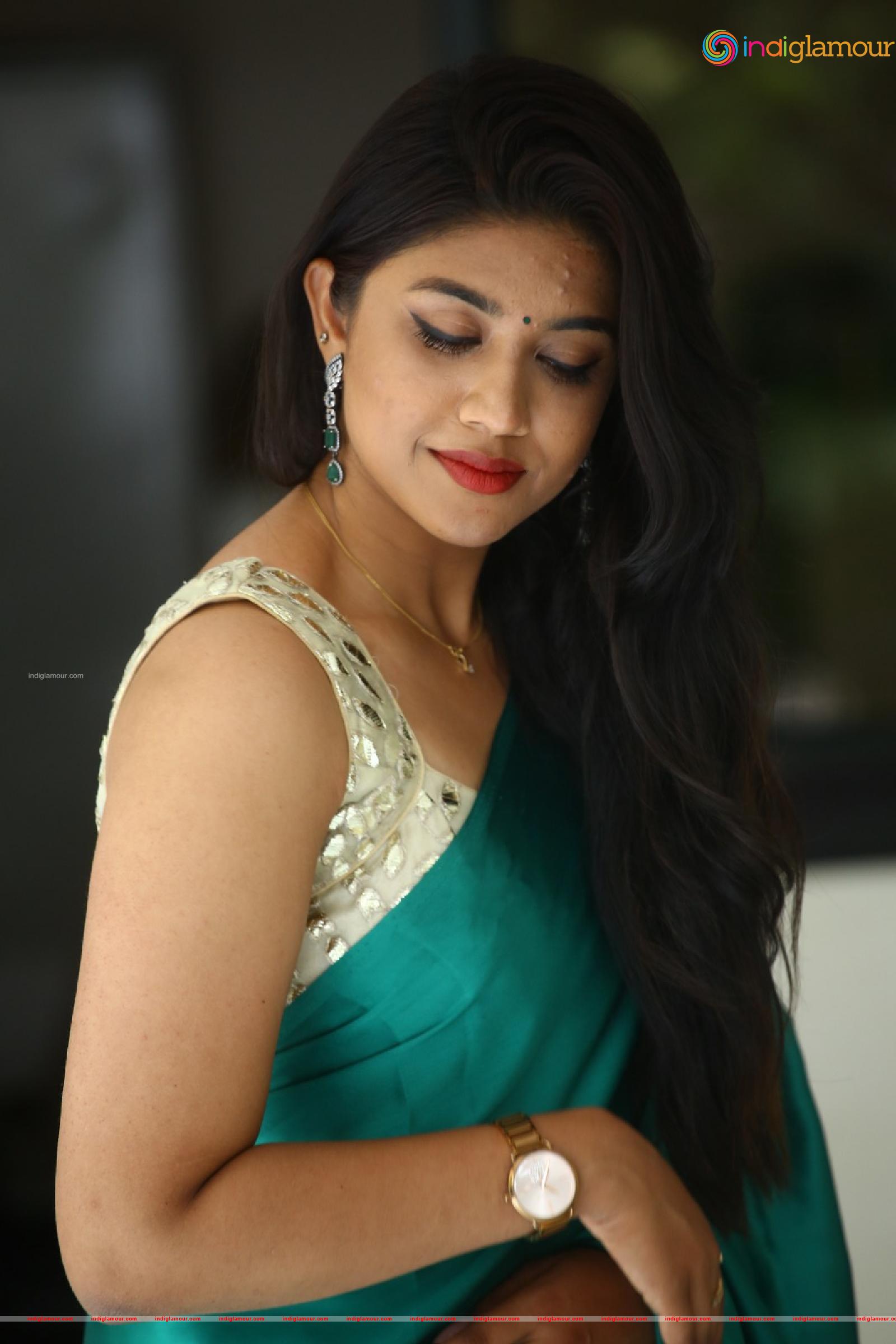Malavika Actress hd photo