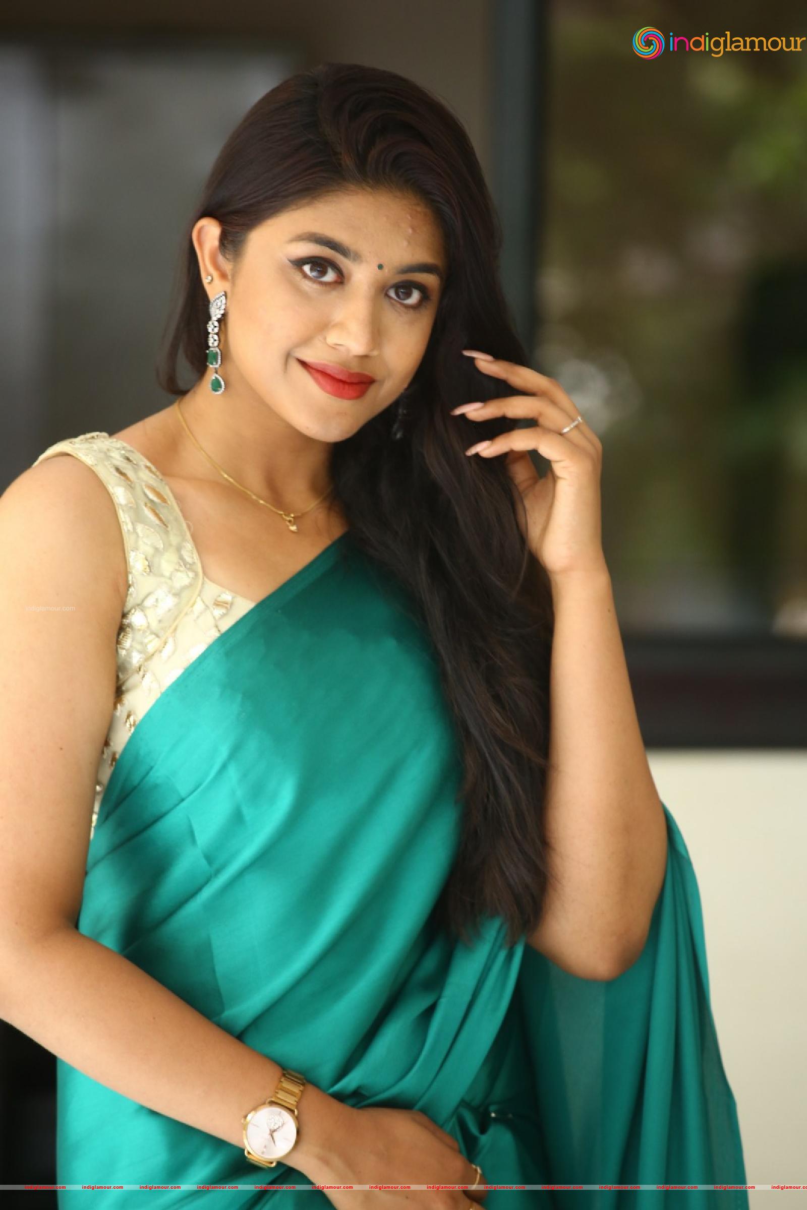 Malavika Actress hd photo