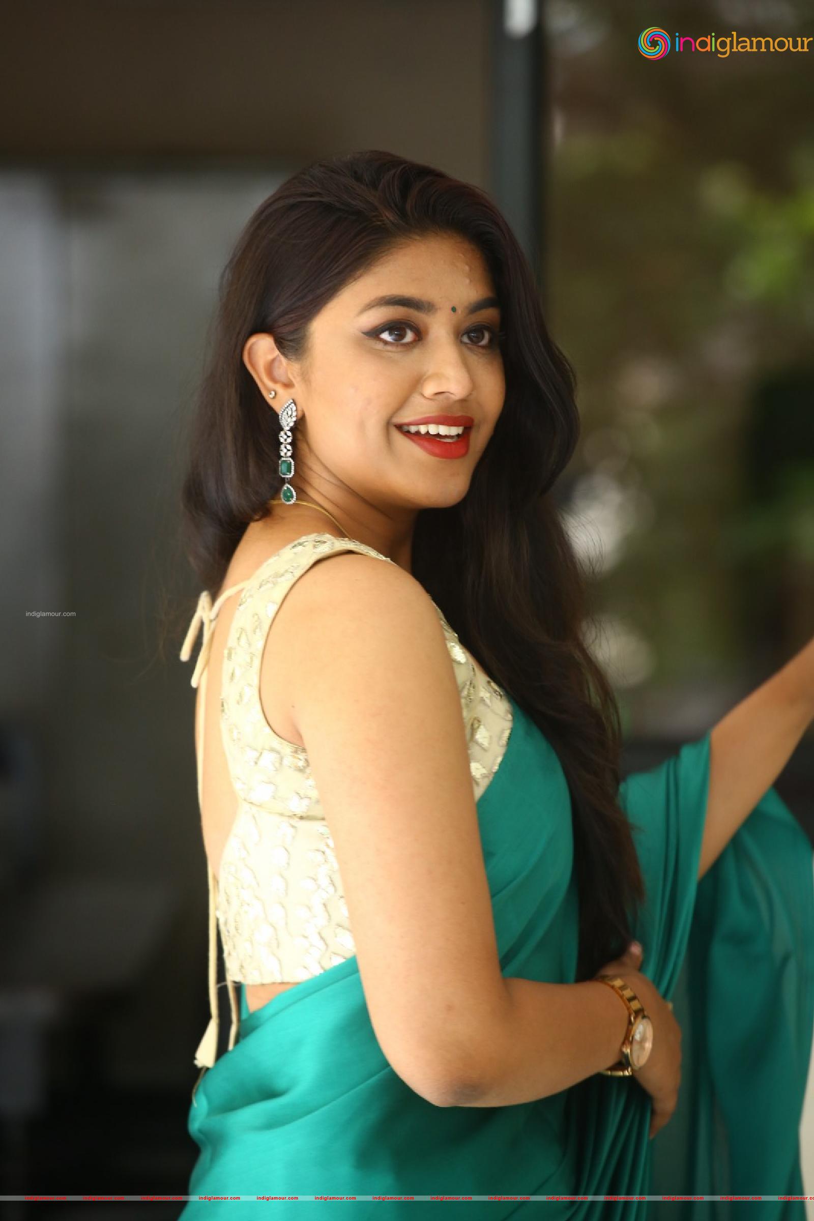Malavika Actress hd photo