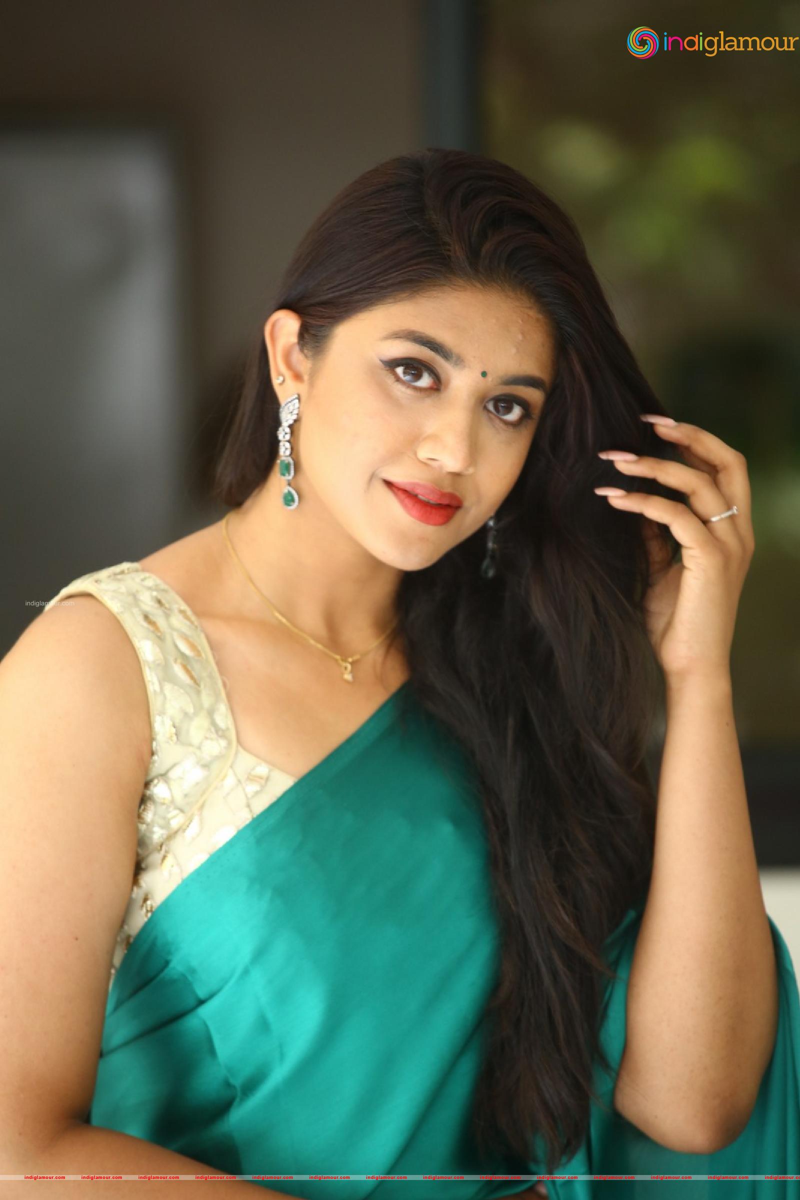 Malavika Actress hd photo