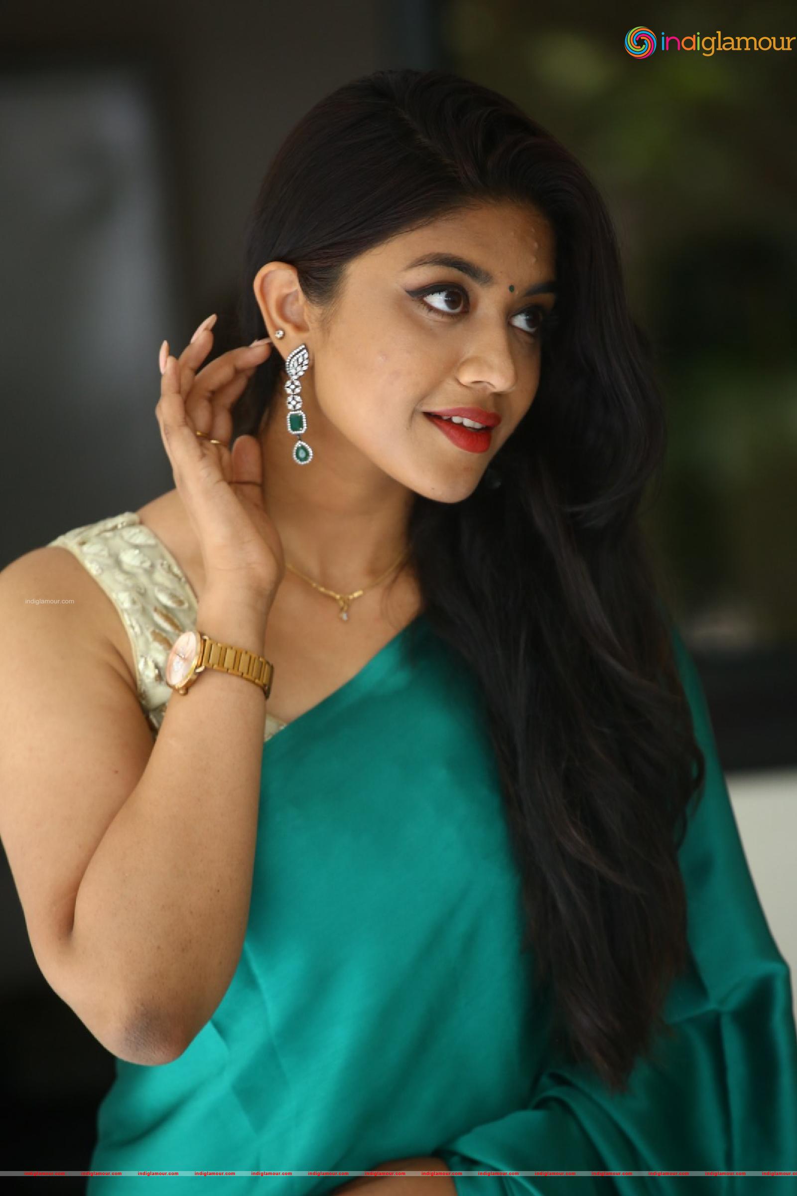 Malavika Actress hd photo