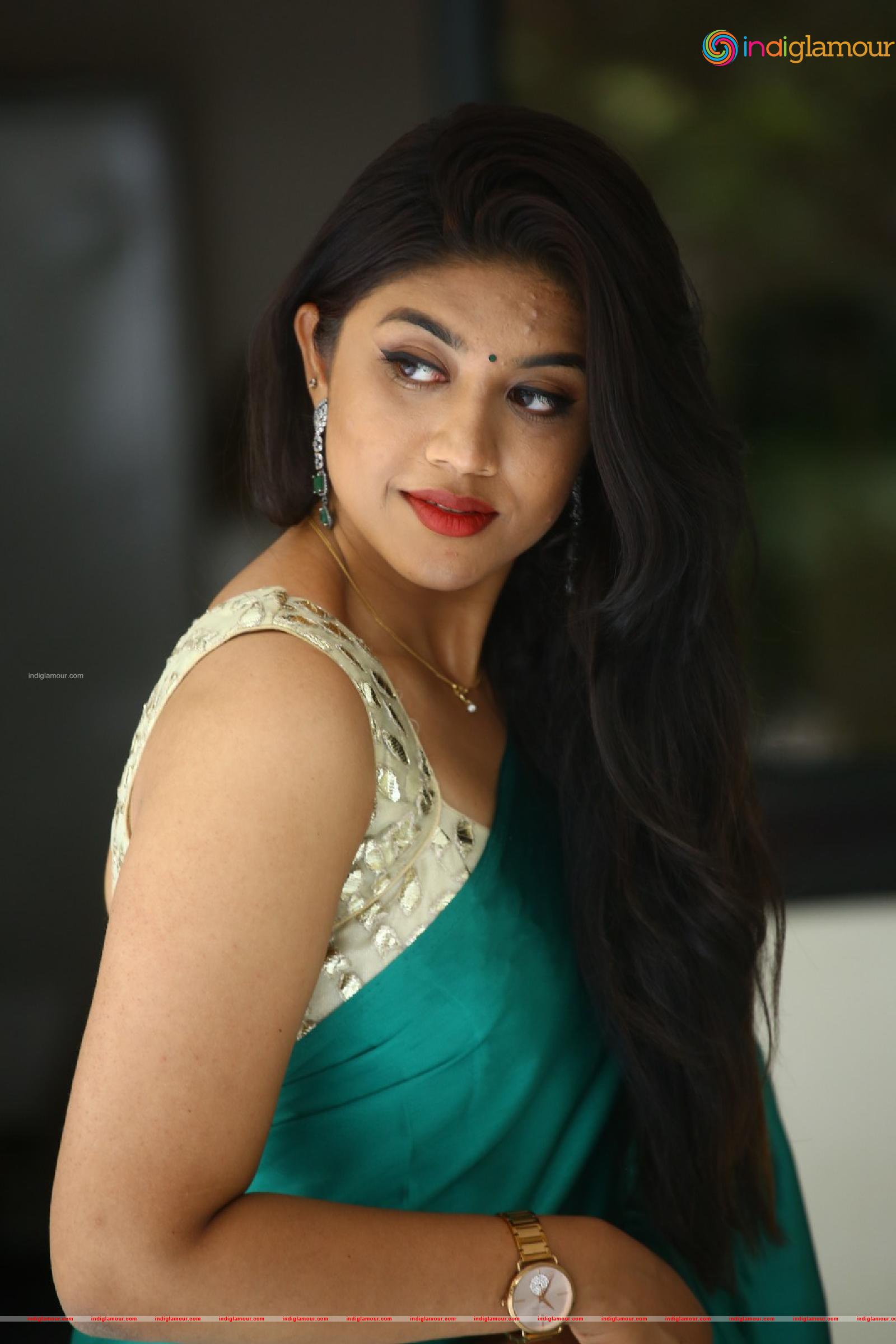 Malavika Actress hd photo
