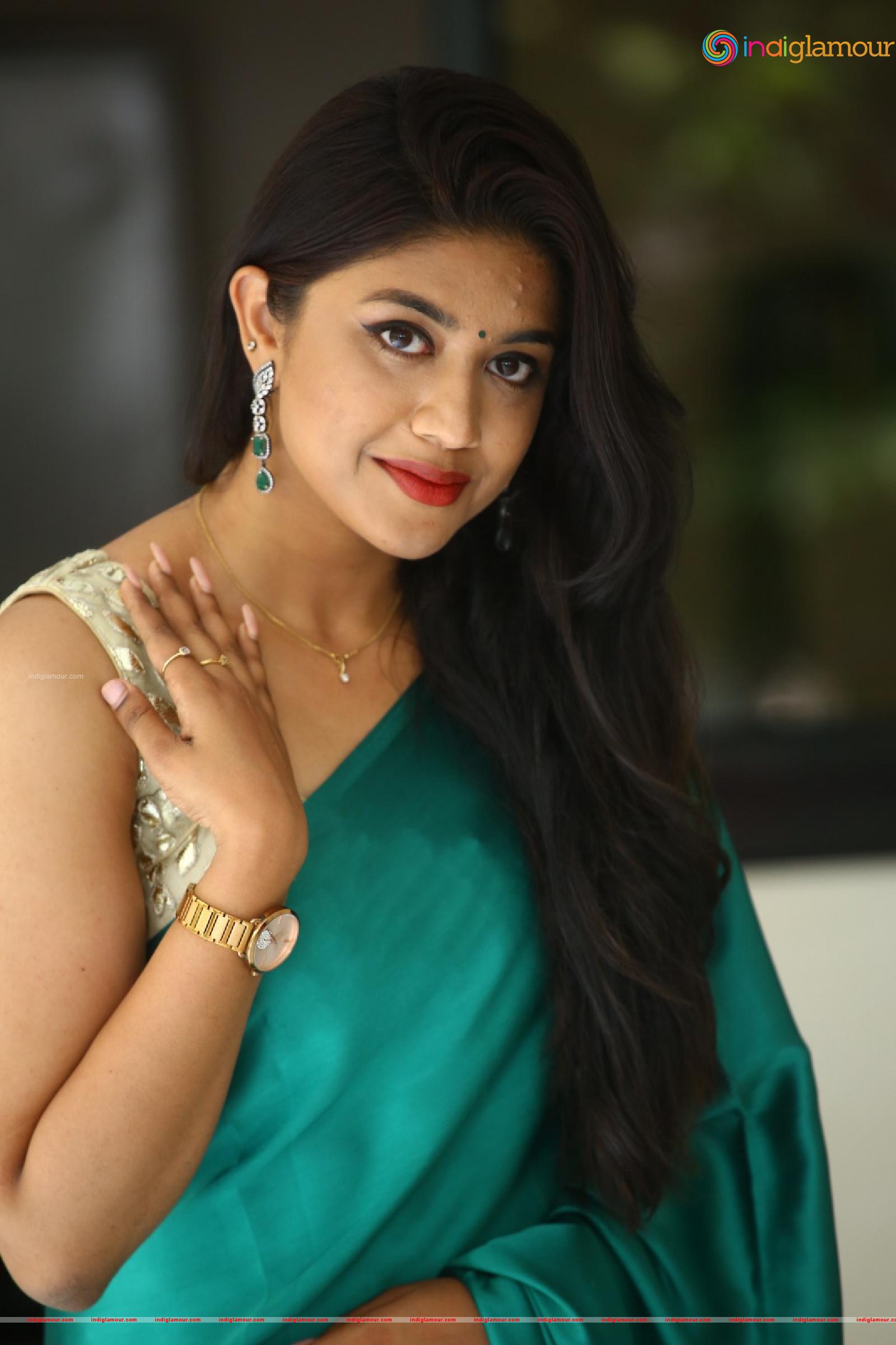 Malavika Actress hd photo