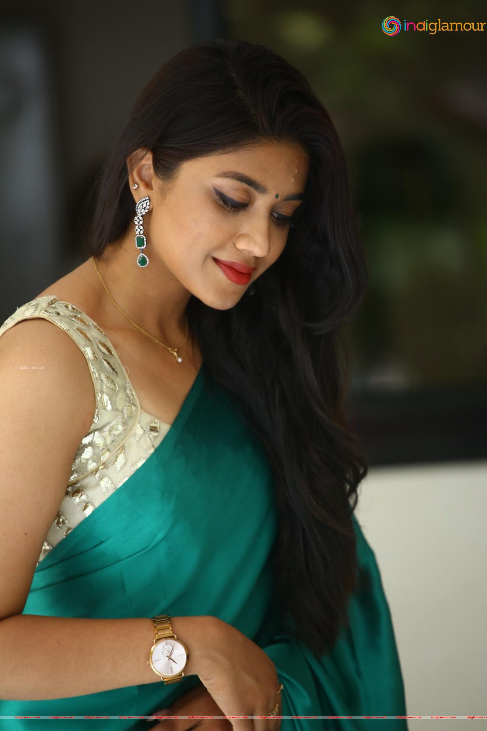 Malavika Actress hd photo